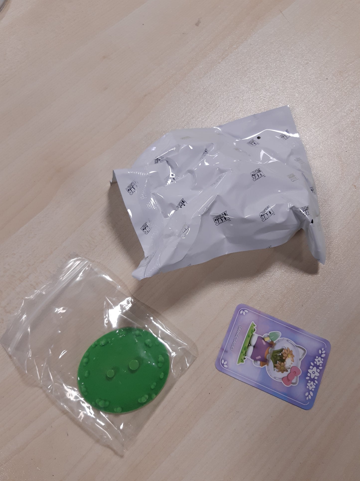 201483 - MIGHTY JAXX Figura Koleksionuese Azuma Makoto x Sanrio: Hello Kitty me Kuti Surprizash | Personazh i Rastësishëm