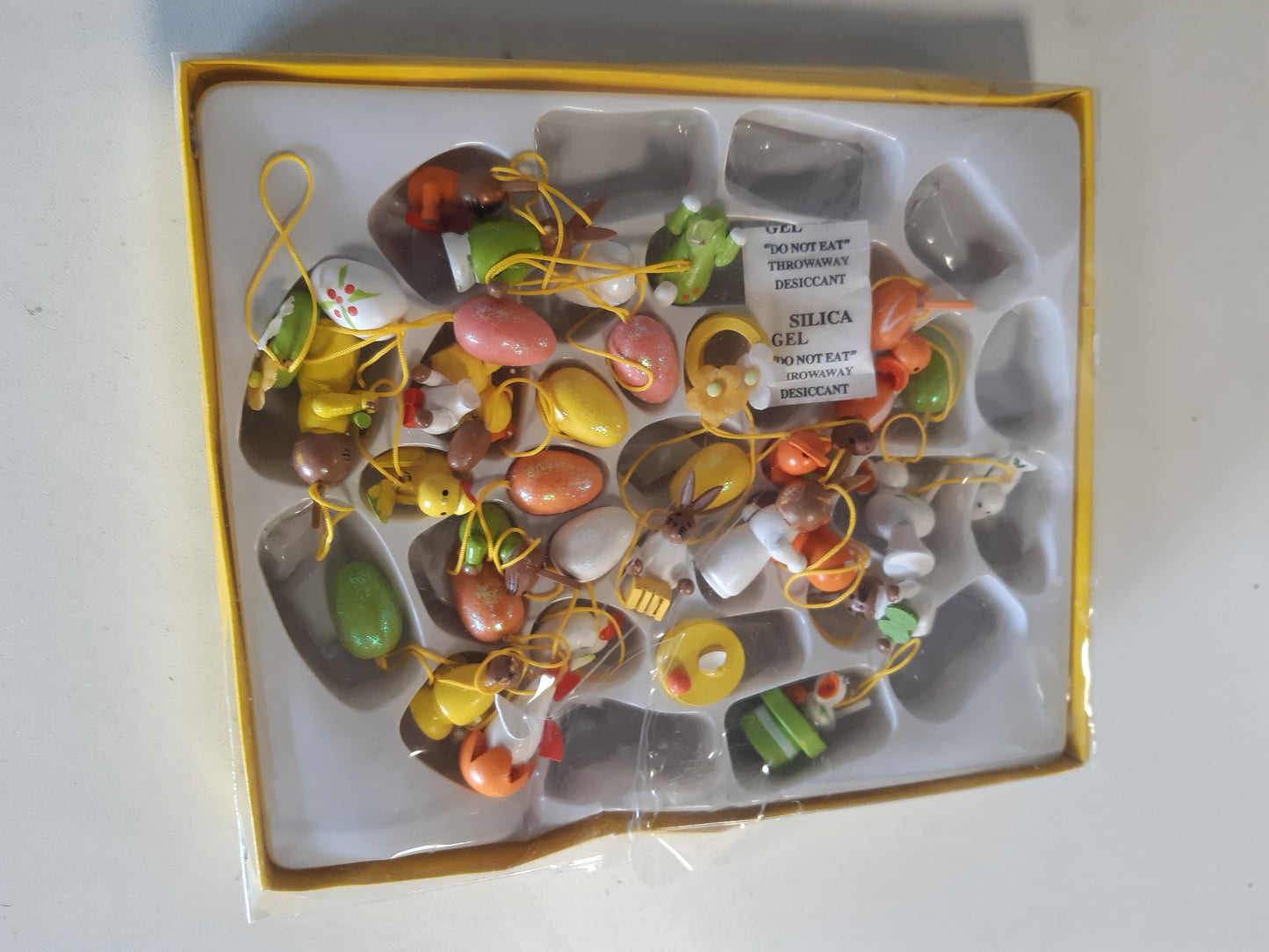 229682 - com-four® - Set 34-pjesësh me figura druri të Pashkëve - deri në 4 cm - dekorime prej druri për Pashkë - figura druri për t'u varur në pemën e Pashkëve