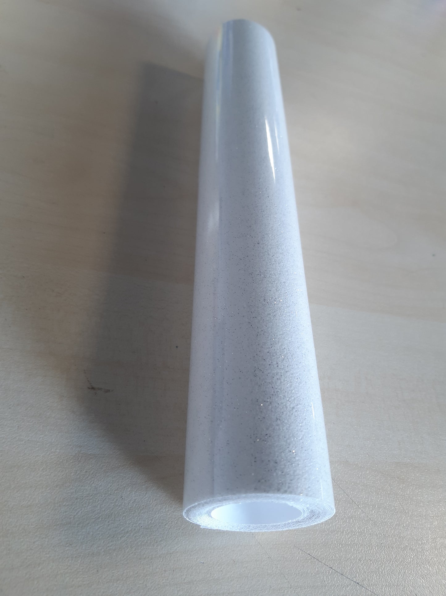 198023 - CRICUT Fletë Prerëse Pëlhurash, e Bardhë me Shkëlqim, Vinil me Transferim Nxehtësie, 25.4 cm x 2.4 m, Përdorim i Përshtatshëm për Tekstile dhe Makina Prerëse Inteligjente dhe Ploterë të Pëlhurave