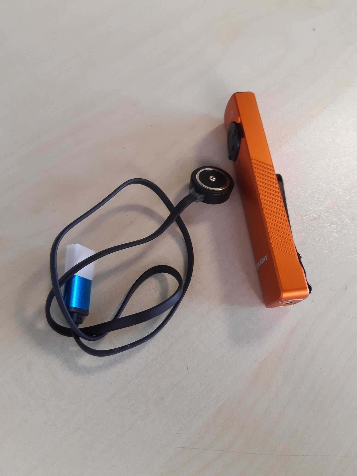 221123 - OLIGHT Dritë dore e rikarikueshme Arkfeld UV EDC, Dritë e bardhë dhe UV, 1000 Lumen, 85 metra, portokalli e ftohtë e bardhë