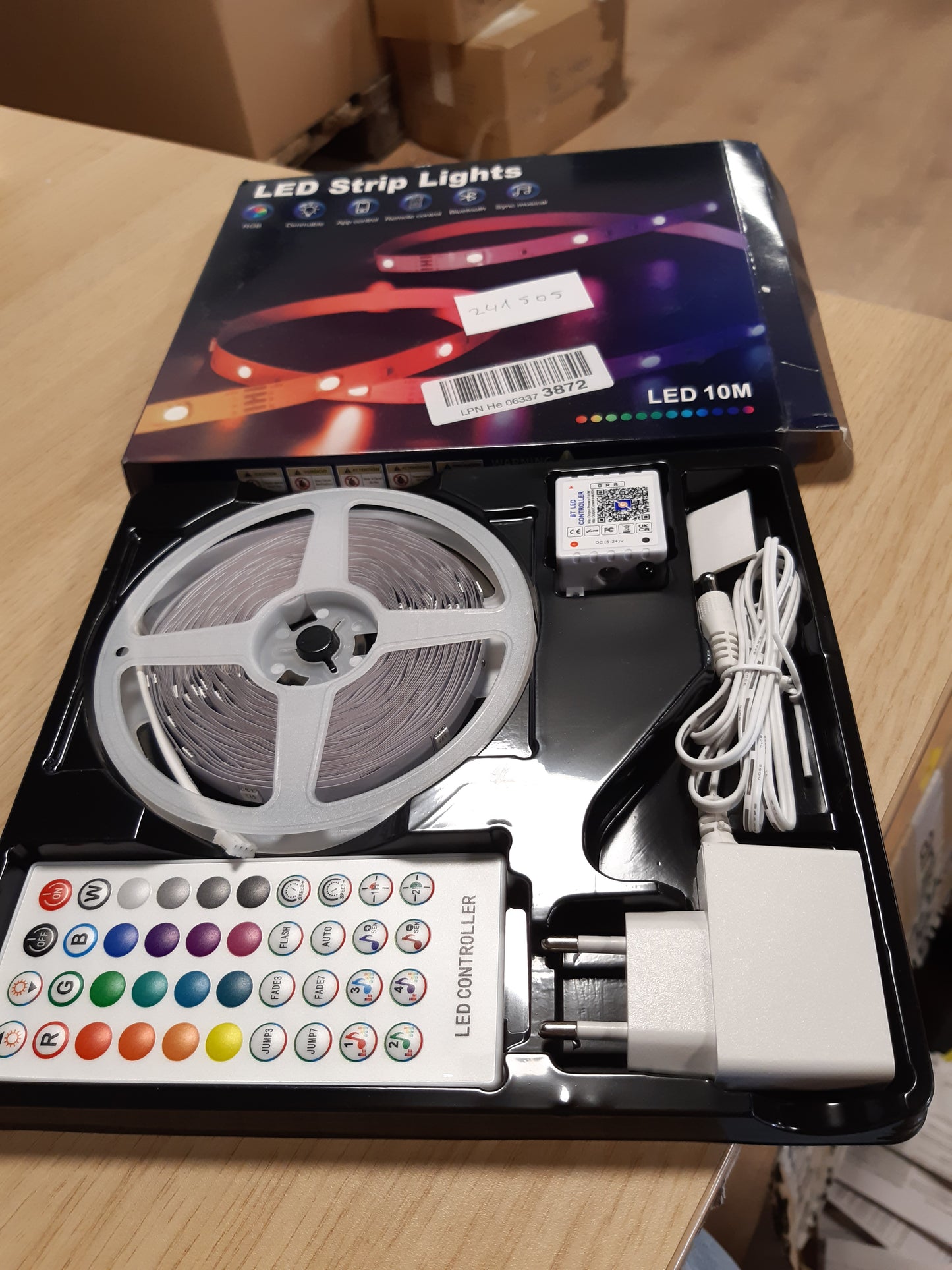 241505 - VKH Shirit LED 10m, Bluetooth RGB Vetëngjitës me Telekomandë dhe Aplikacion