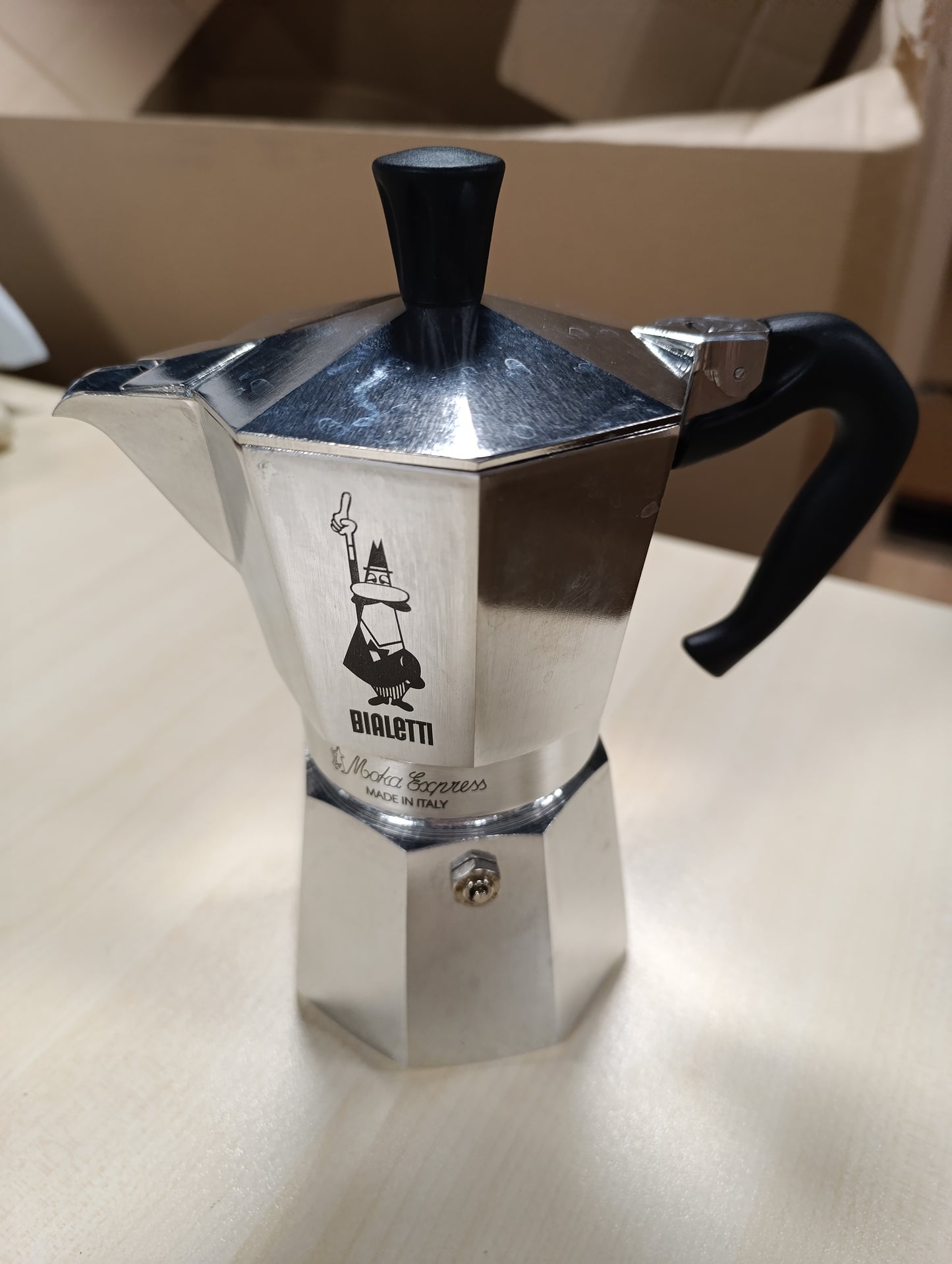 204693 - BIALETTI Makinë Kafeje Moka Express, Kapaciteti 270ml (6 Filxhanë), Me Dorezë Kundër Djegies, Materiali Aluminium, Jo e Përshtatshme Për Induksion
