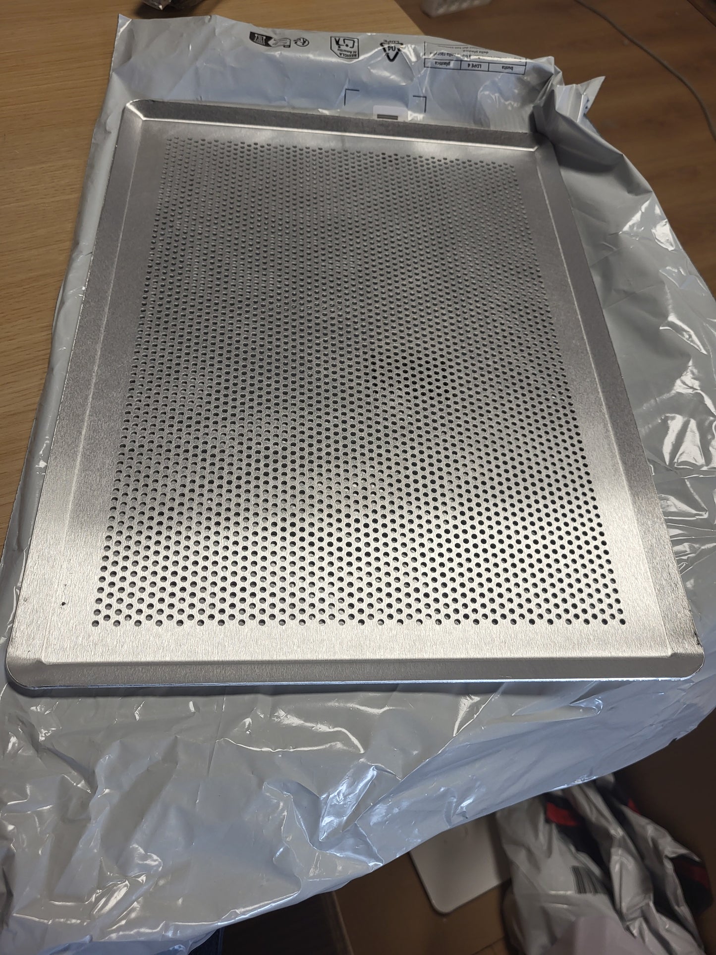 229443 - DE BUYER Tepsi alumini e perforuar me skaje të shtypura - 40 x 30 cm - Argjend