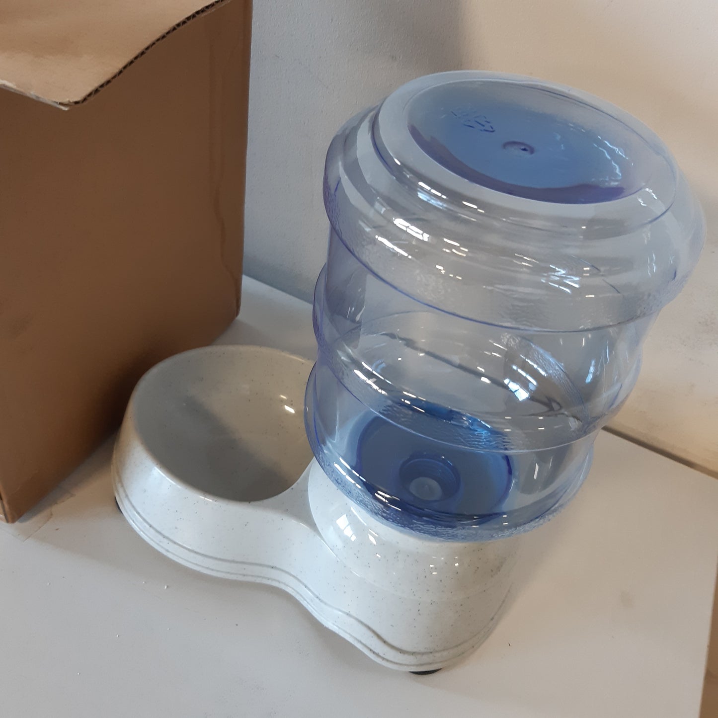 215433 - AMAZON BASICS Dispensues uji 1 gallonësh për qen dhe mace, 3.8 litra, i vogël, transparent