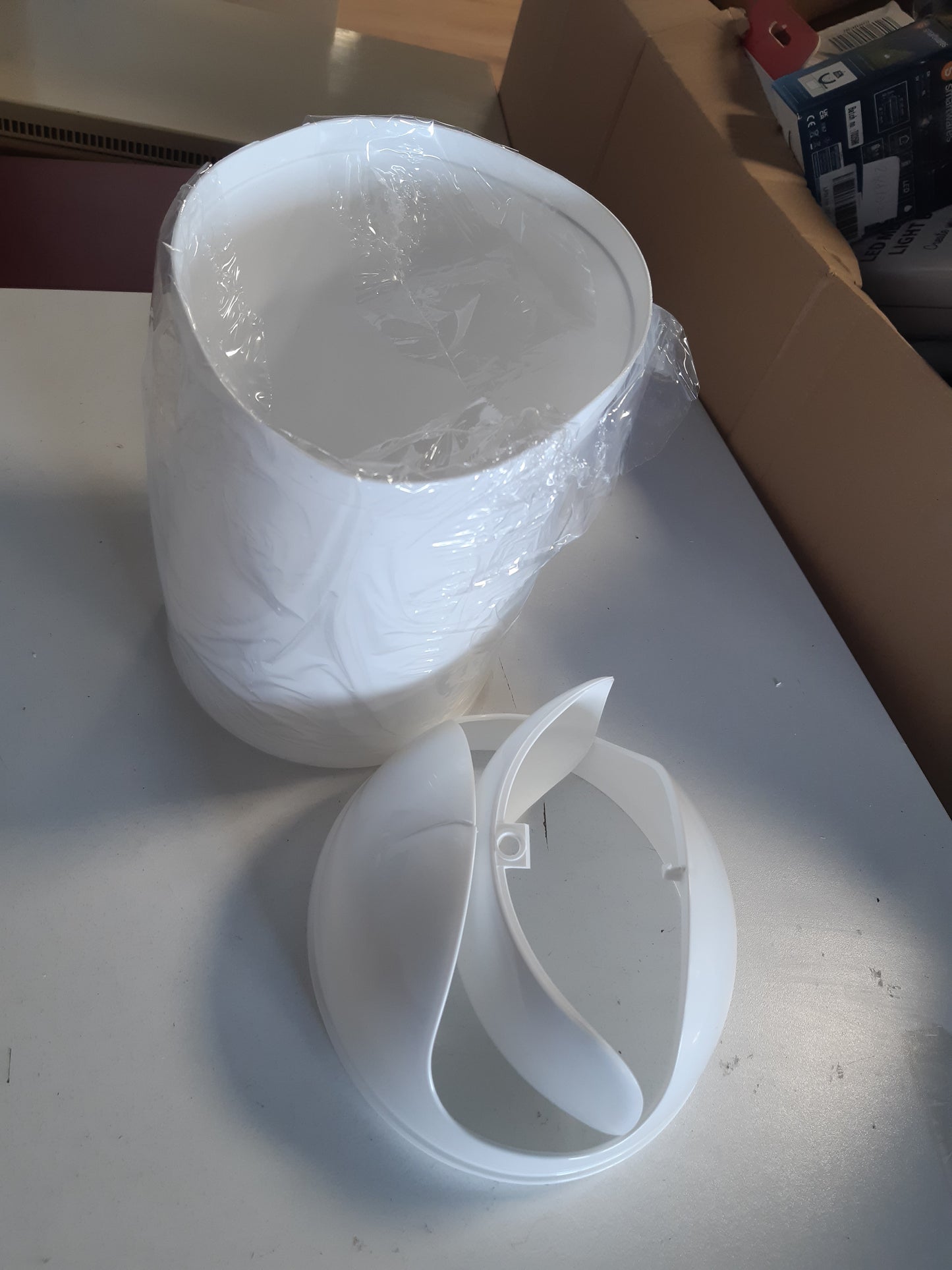 248451 - WENKO Kosh kozmetik ekonomik me majë rrotulluese, 6L, i bërë nga plastika në të bardhë
