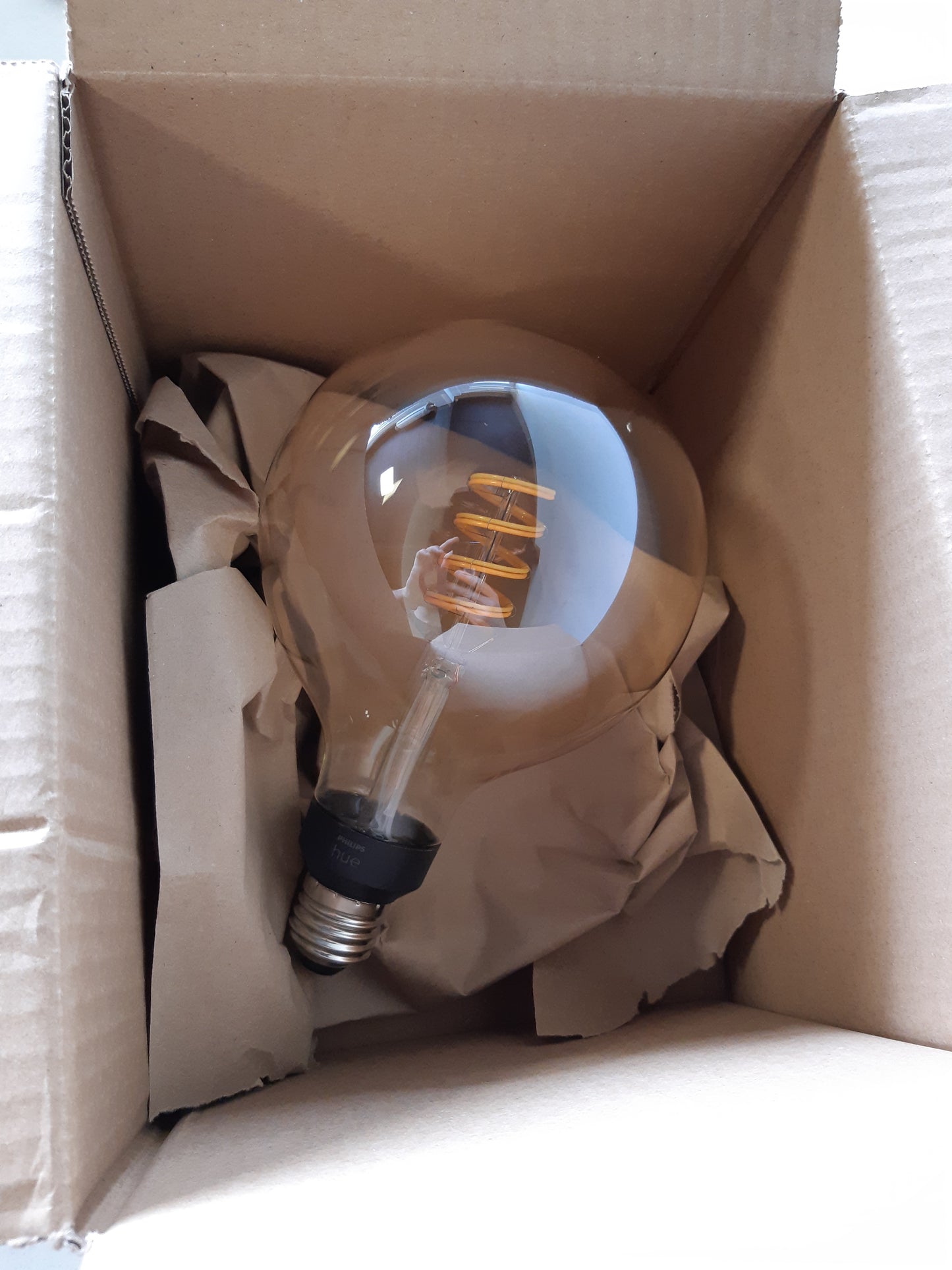 245118 - PHILIPS Hue White Ambiance E27 Filament Large Globe (550 lm), llambë LED me errësim, kontroll inteligjent i dritës nëpërmjet zërit dhe aplikacionit