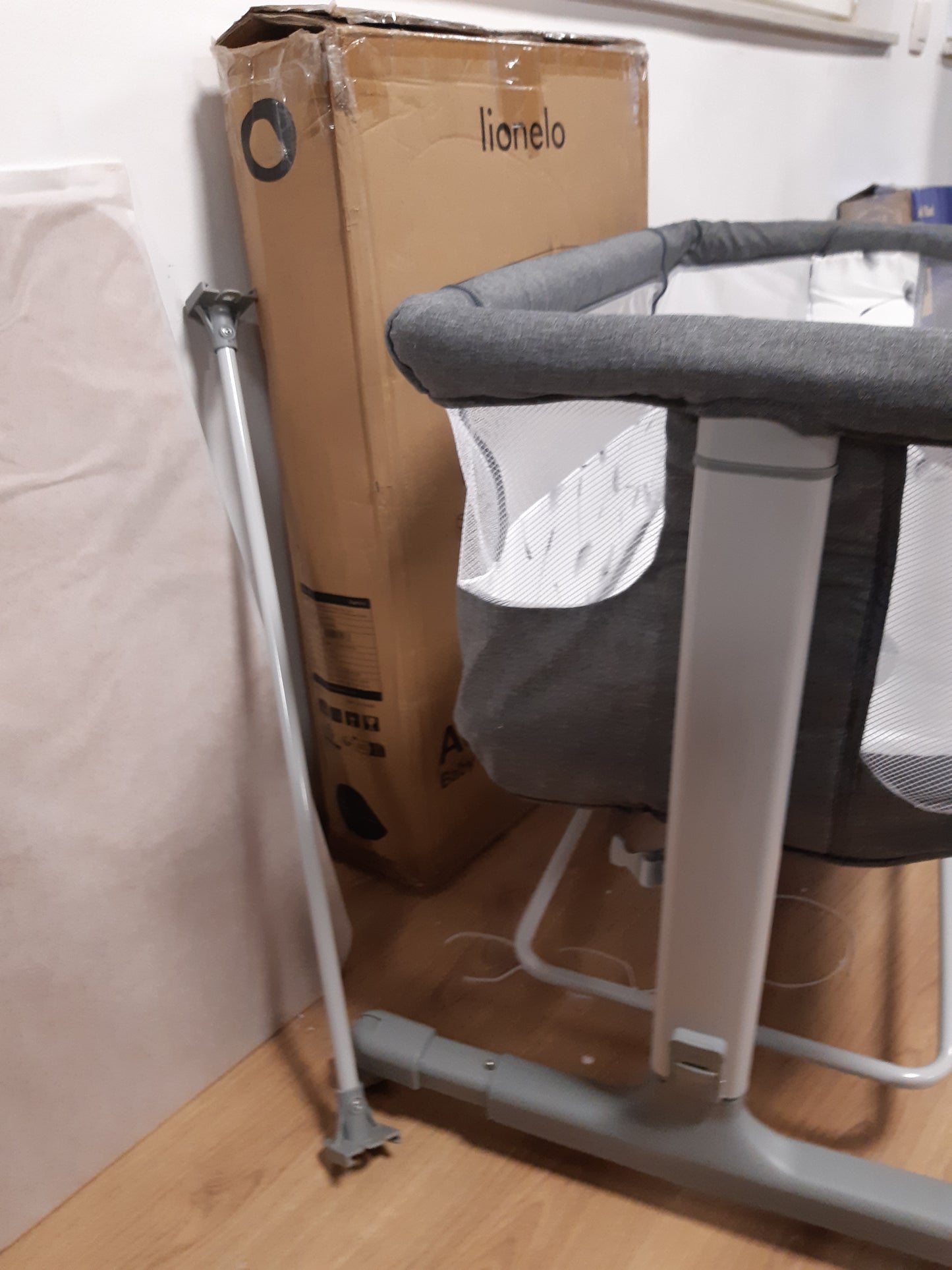 159481 - LIONELO Krevati fëmijësh Aurora 3 në 1, me shtrat të përbashkët dhe shtrat udhëtimi, për të porsalindur dhe fëmijë deri në 9 kg, me lartësi të rregullueshme dhe pjerrësi, mur me rrjetë frymëmarrshme të hapur, dyshek inovativ