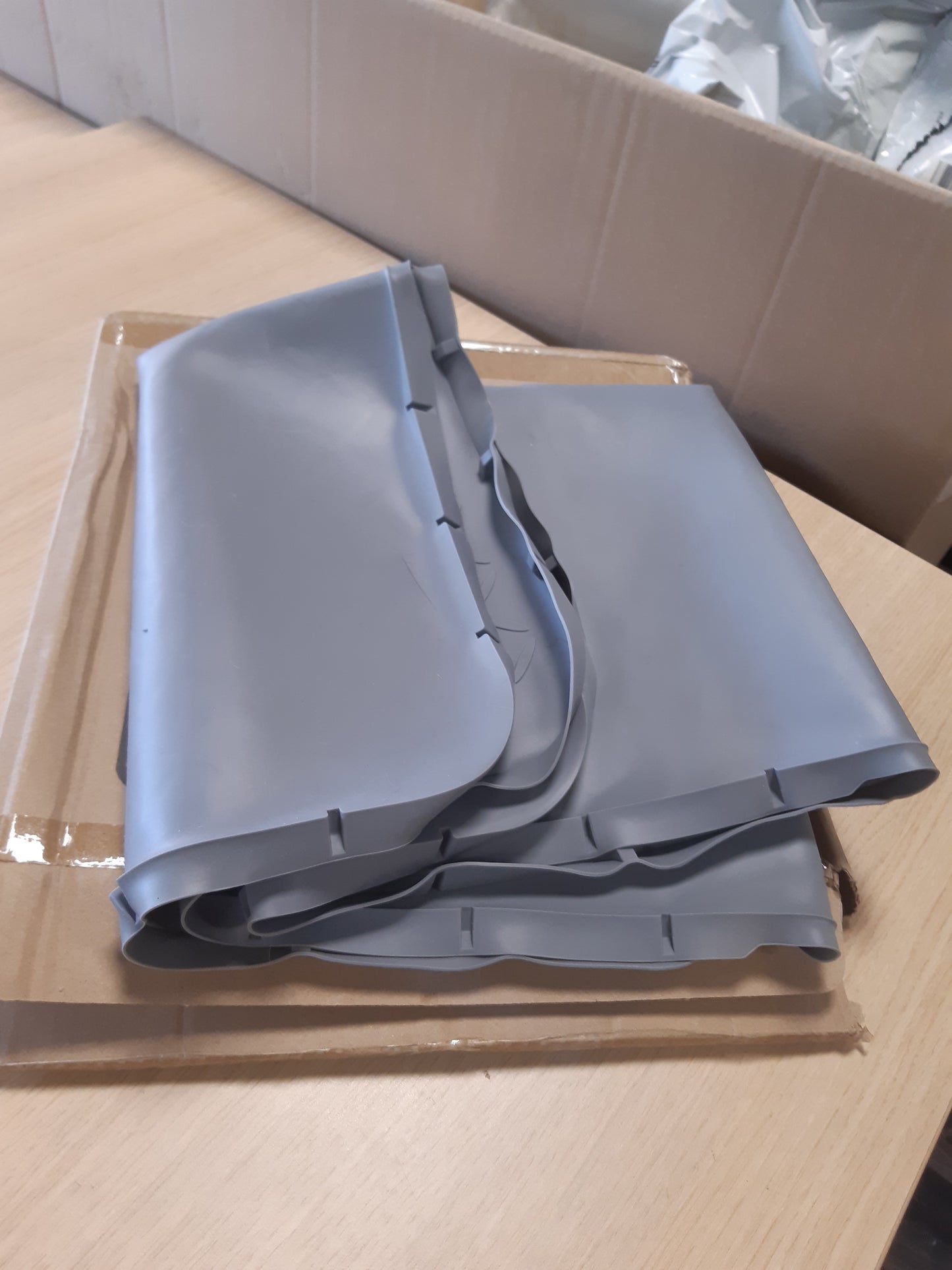 202173 - DYSHEME prej SILIKONI, XXL 88 x 56 cm, i papërshkueshëm nga uji, jo i rrëshqitshëm, i lehtë për t’u pastruar, gri, e përshtatshme për putrat e maceve, për tasat dhe kutitë e maceve