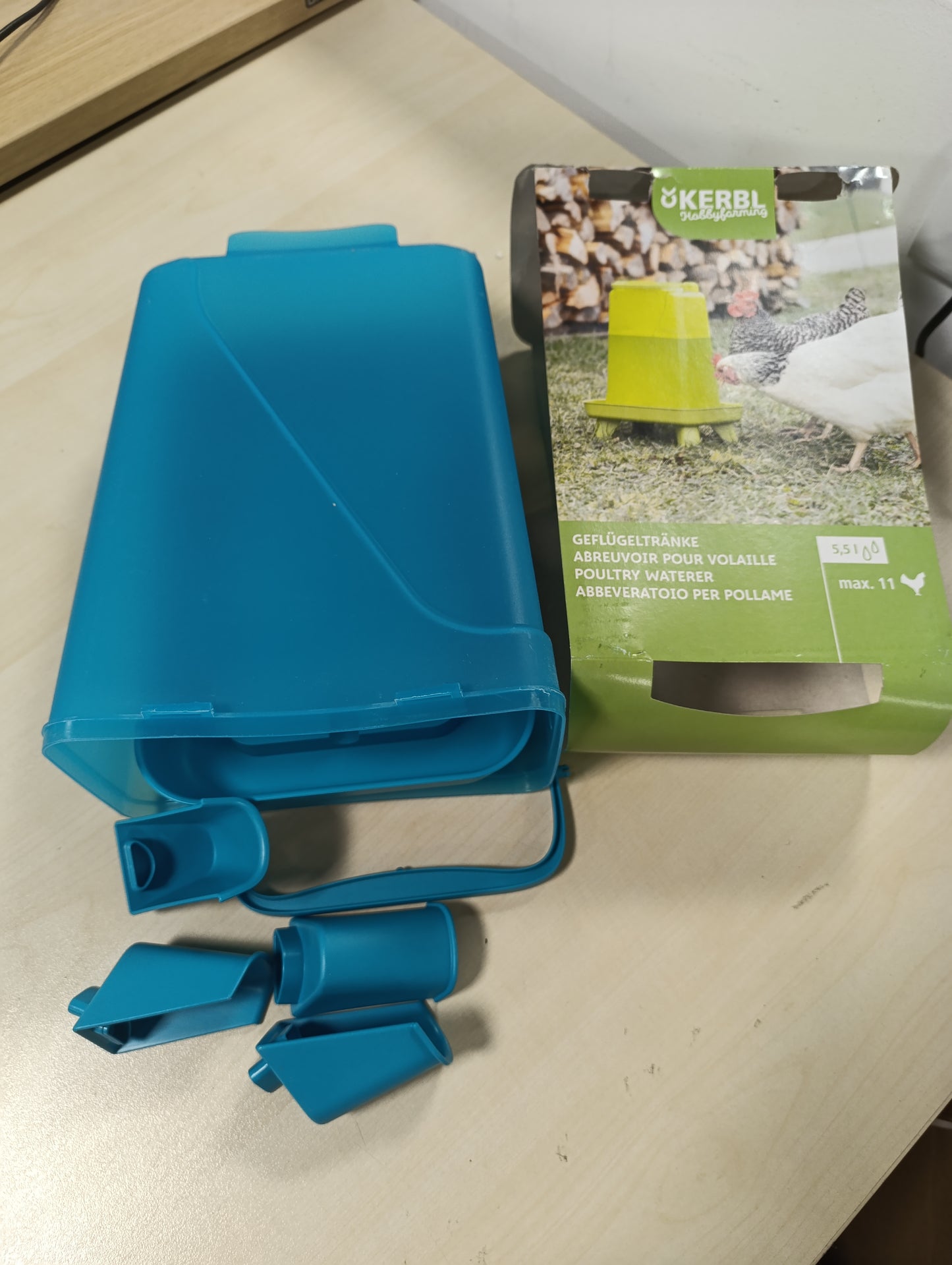258057 - KERBL Pijesë plastike Hobbyfarming me këmbë, 5.5 l, blu, 19x28x39.5 cm, pijesë për shpendë, plastike, shpendë