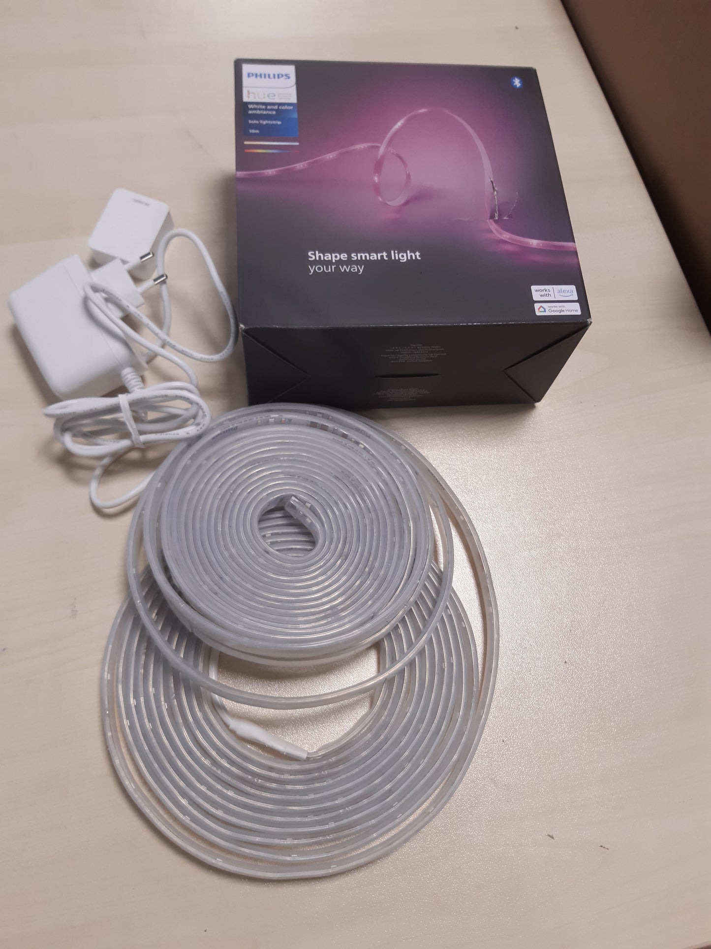 187034 - PHILIPS Hue - Shirita Drite LED Inteligjente 10m Pako e Brendshme, Komplet Baze, Kontroll Nëpërmjet Aplikacionit Hue, Pajtueshëm me Alexa, Google Assistant dhe Apple HomeKit