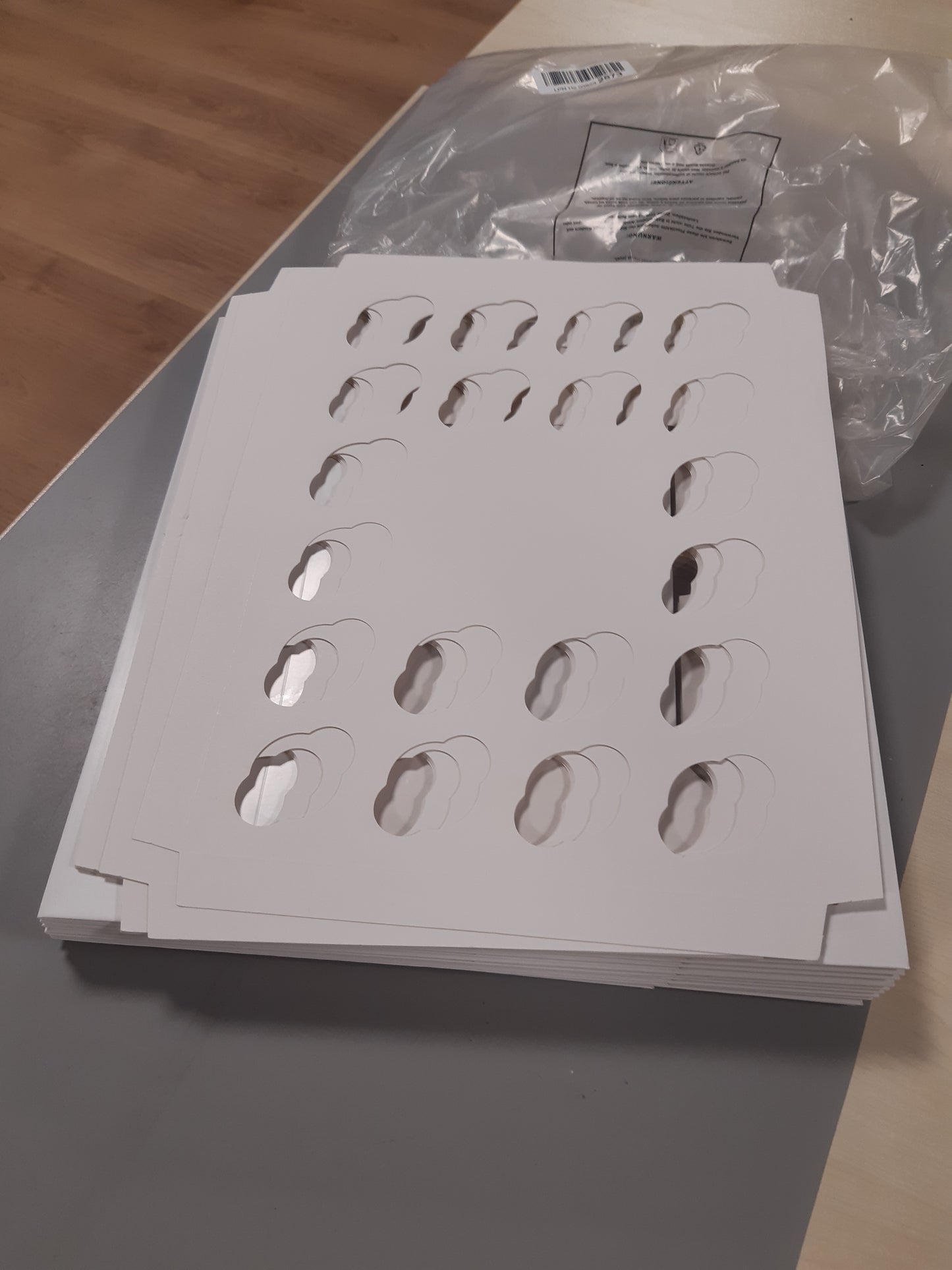 227476 - Kuti Mini për Kekë PREMIUM LARRYROO me Dritare Shikimi për 24 Kekë, Ultra të Bardha, 24 Vrima, 10 Copë
