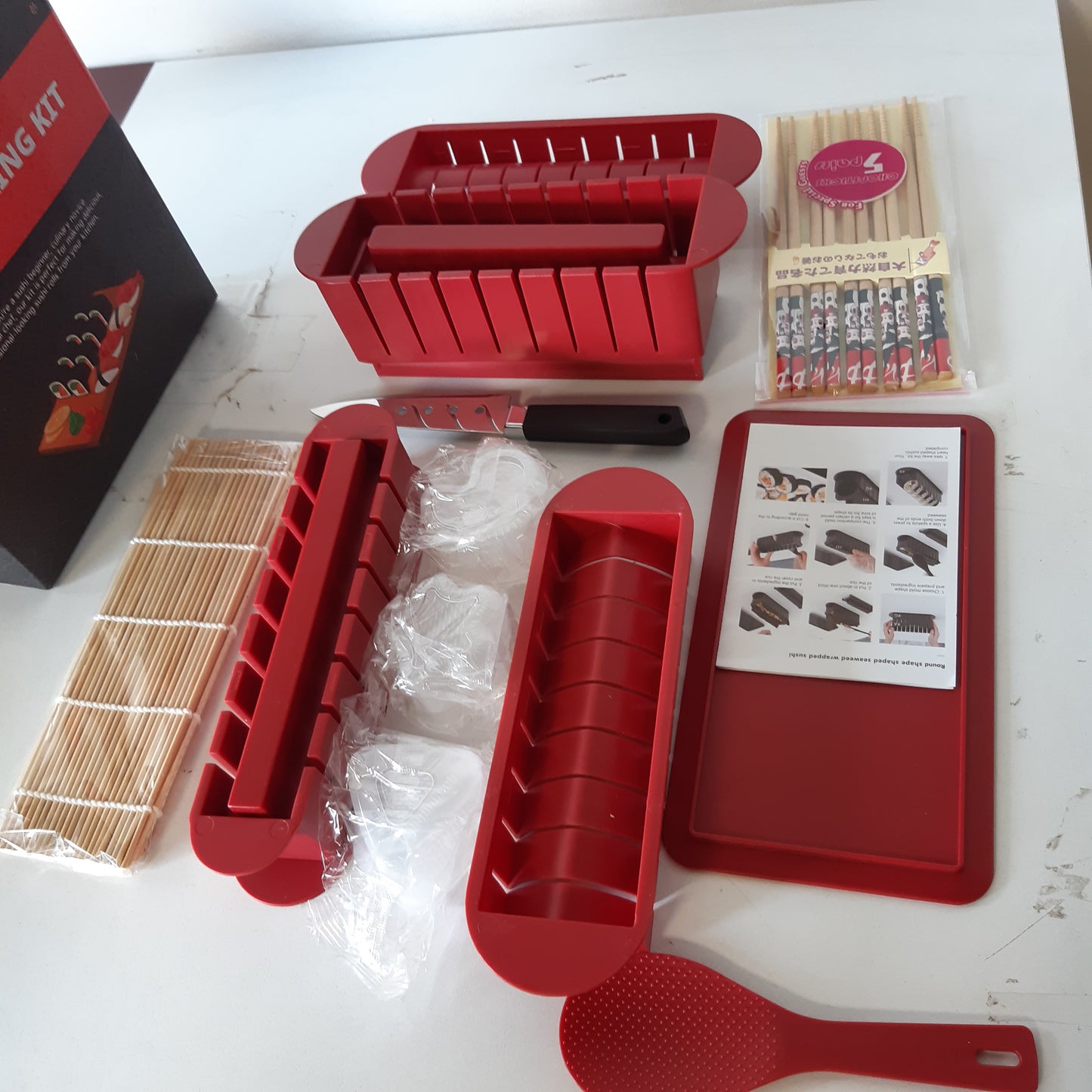 167950 - SKYSER Set për Sushi për Fillestarë, Kit me 20 Pjesë, Përfshirë Forma për Rrotullimin e Orizit, Pirun, Thikë, Dyshek Rrotullues, Shkopinj, në Ngjyrë të Kuqe