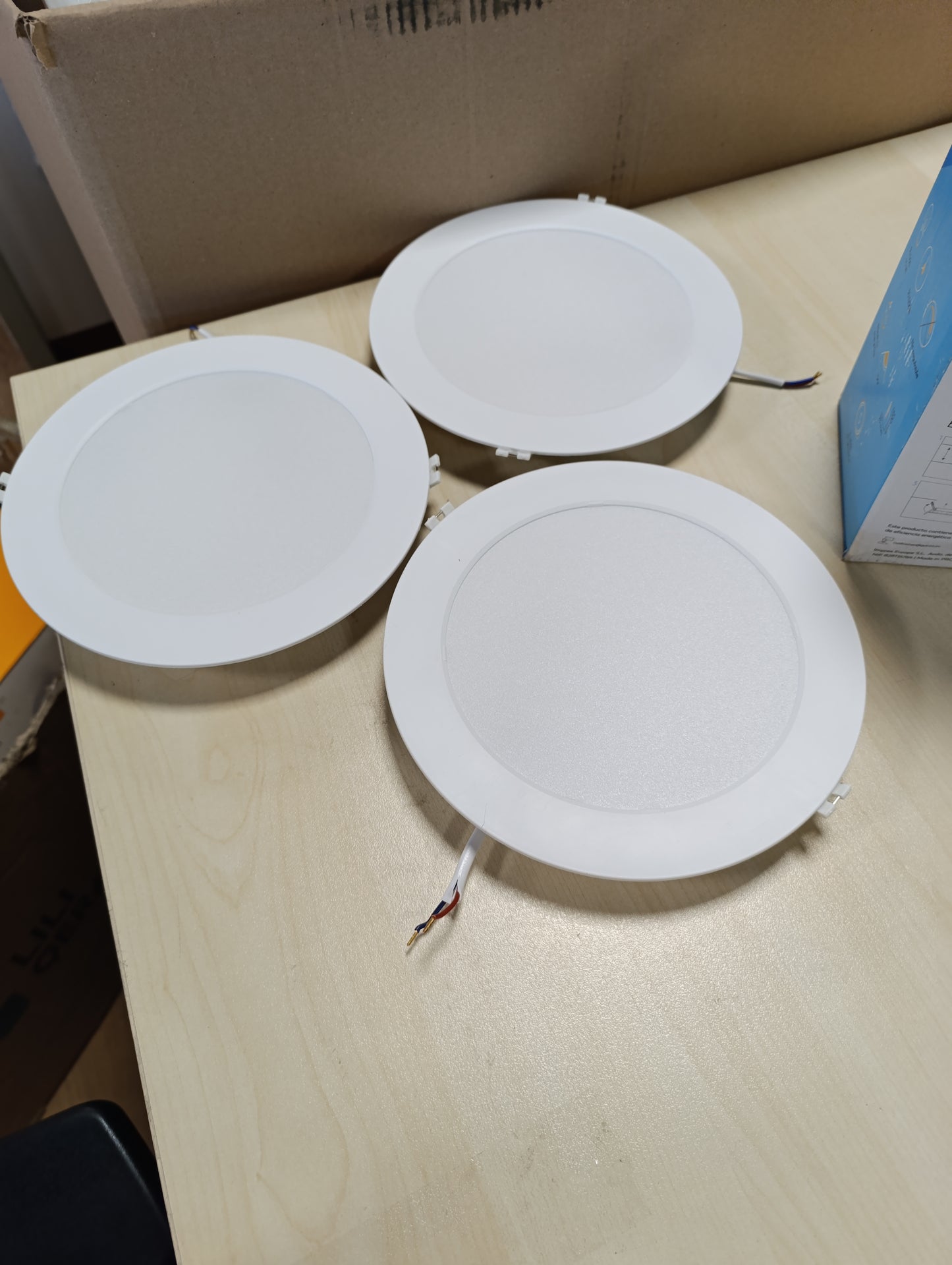 257158 - Garza Pako me 3 drita LED të fshehura, rrethore, 22 cm, 18W, 6500K, 1950lm, 30000h, IP20, e bardhë, 80% kursim energjie