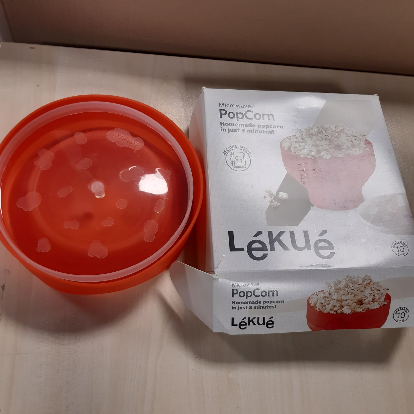 246883 - LÉKUÉ Enë/Tas i palosshëm për gatimin e kokoshkave, Silikon Platini i Kuq, kapacitet 2800 ml