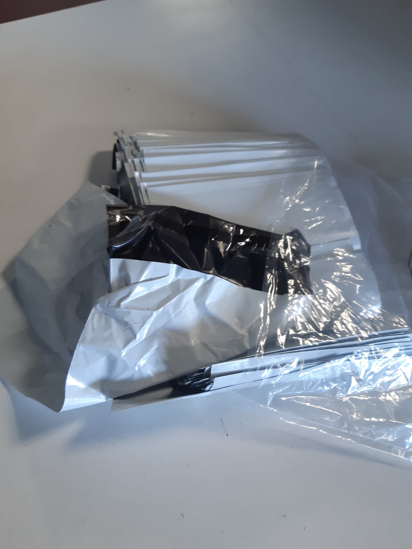 248854 - Pako me 100 qese plastike transporti vetëngjitëse, të errëta, 152 x 228 mm, për veshje dhe tekstile (S)