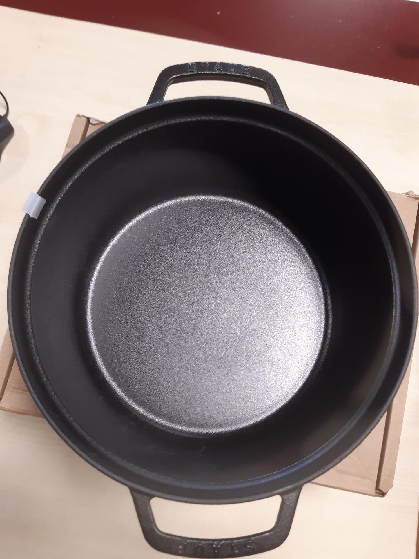 191038 - STAUB Tepsija për Pjekje prej Gize, Formë Rrumbullakët, 28cm, Kapacitet 6.7L, Ngjyra e Zezë