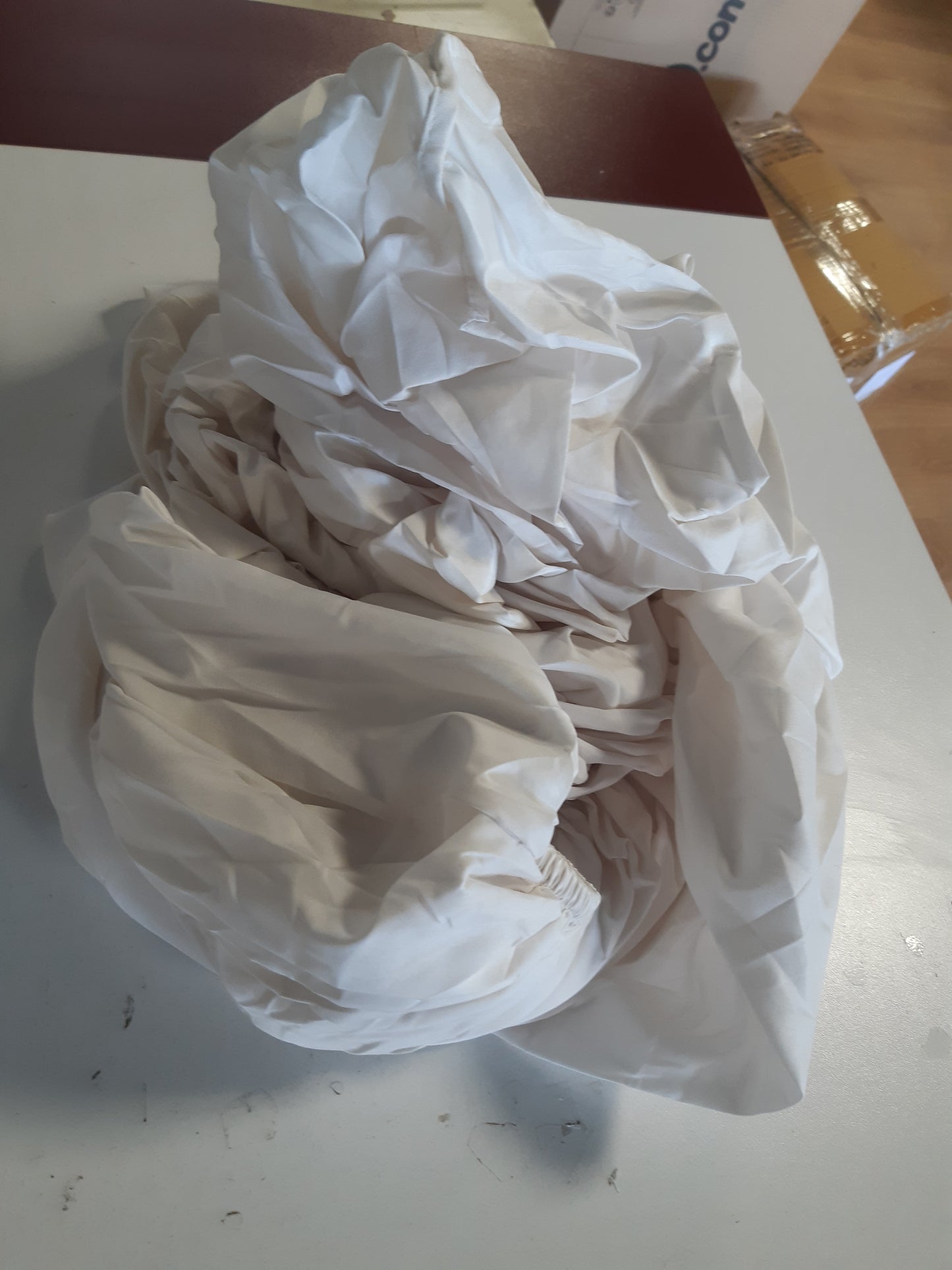 198261 - AMAZON BASICS - Çarçaf i montuar në mikrofibër, madhësia 180 x 200 x 30 cm, për dyshek deri në 30 cm lartësi, ngjyrë krem.