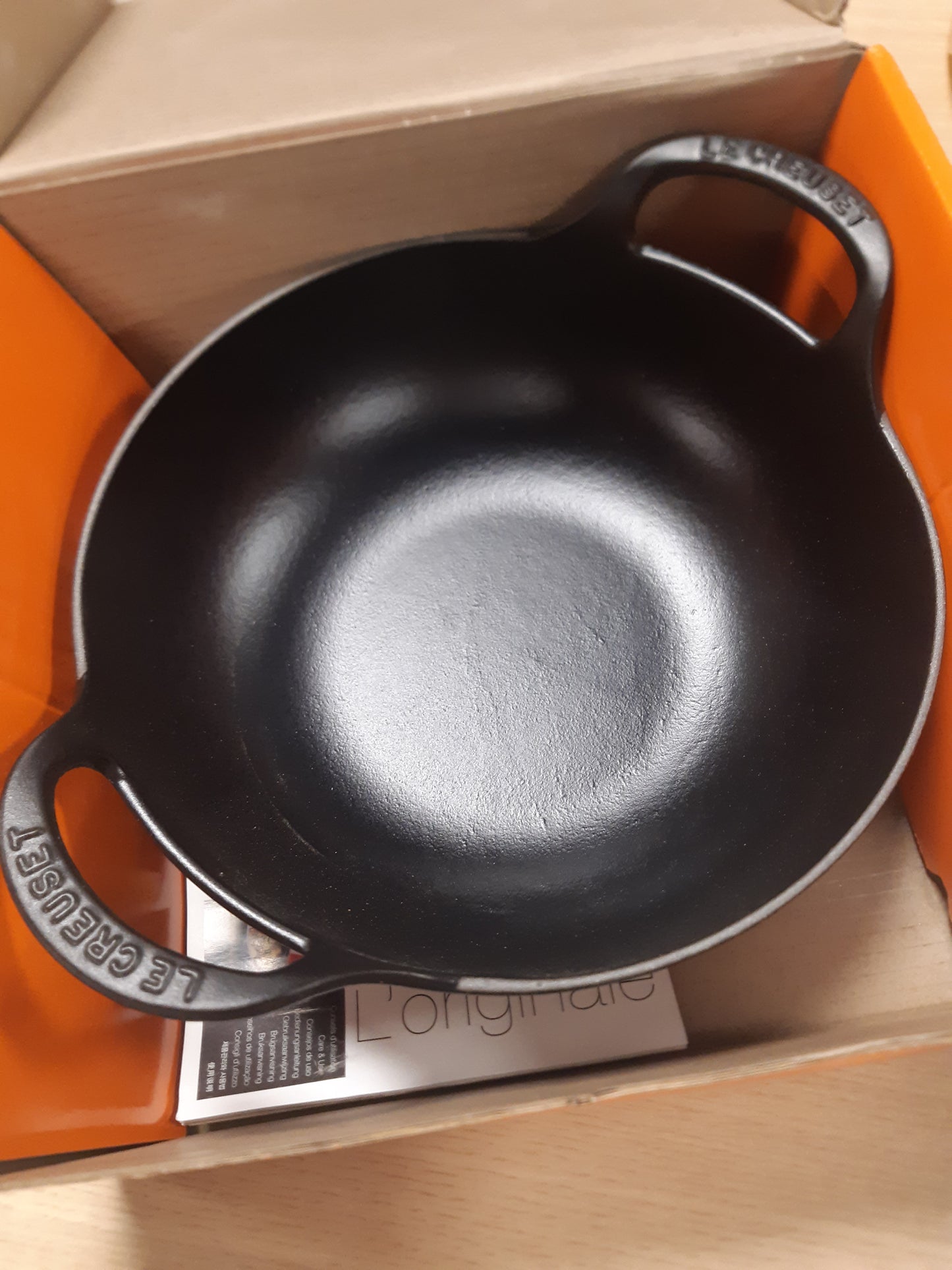 157044 - ENA LE CREUSET Baltë prej Gize, 24 cm, Kapaciteti 2.7 Litra, e Zezë Mat, Modeli 20142240000460