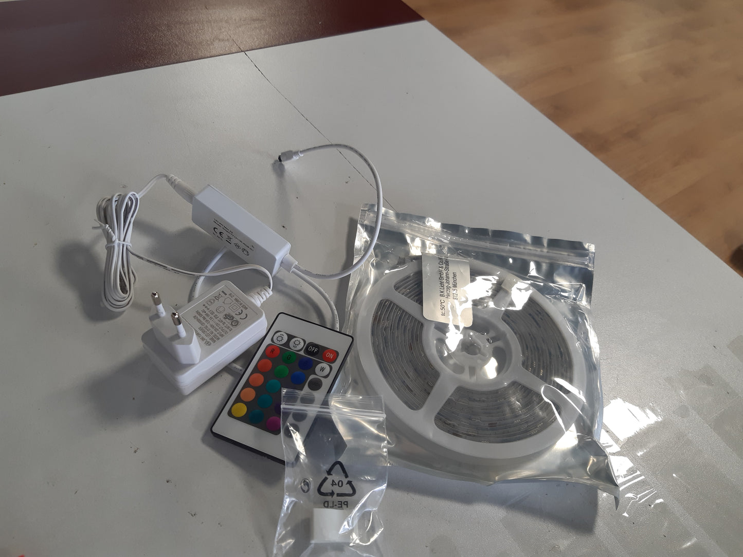 197768 - BKLIGHT Shirit LED Inteligjent 5m, WiFi, RGB, Errësim Drite, Ndryshim Ngjyre, Veshje Silikoni, Vetëngjitës, me Telekomandë