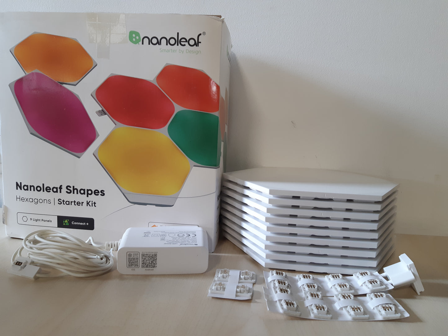 135013 - NANOLEAF Kit Fillestar Shapes Hexagon, 9 Panele LED Inteligjente RGBW - Ndriçim i Brendshëm me WiFi Modular, 16 Milion Ngjyra, Sinkronizim Muzike dhe Ekran, Përputhje me Alexa, Google, Apple, Për Dekorim dhe Lojëra