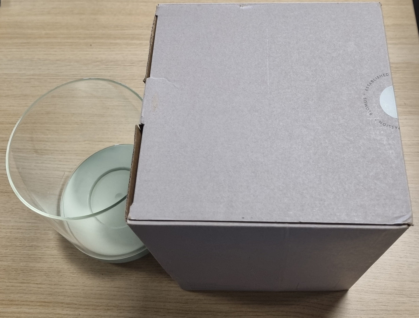 261272 - BLÖMUS CALMA Mbajtëse qiriri beton dhe xham - Gri e çelët - 15G x 15G x 22.5L cm - Përdorim i brendshëm - Qiriu nuk përfshihet
