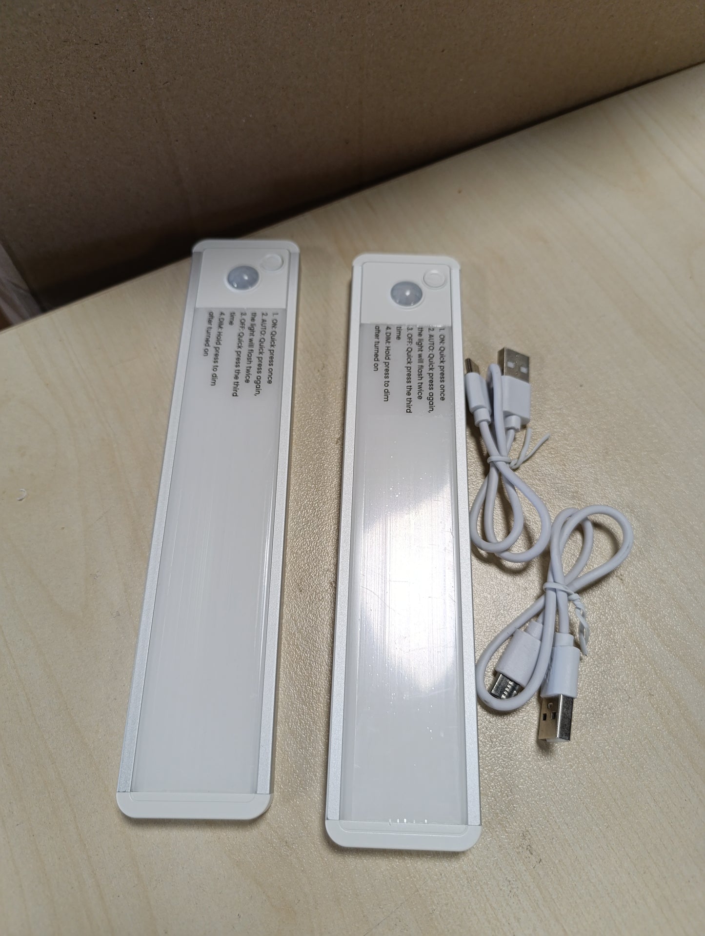 248753 - Ndriçim dollapi LED me sensor lëvizjeje, bateri e rikarikueshme, ndriçim poshtë dollapit, shirit drite i brendshëm, dritë USB e rikarikueshme
