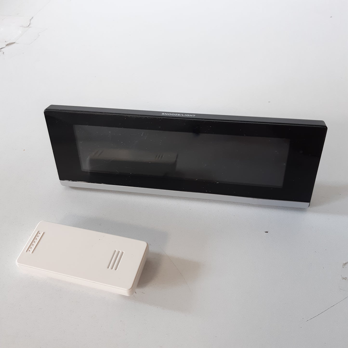 167463 - TFA DOSTMANN Orë Alarmi Dixhitale, Ndryshim Ngjyre 70 Nuanca, Funksioni i Karikimit USB Për Telefona Inteligjente, Temperaturë e Jashtme, Funksion Shtyrjeje, Plastike, Ngjyra e Zezë, Modeli 60.2548