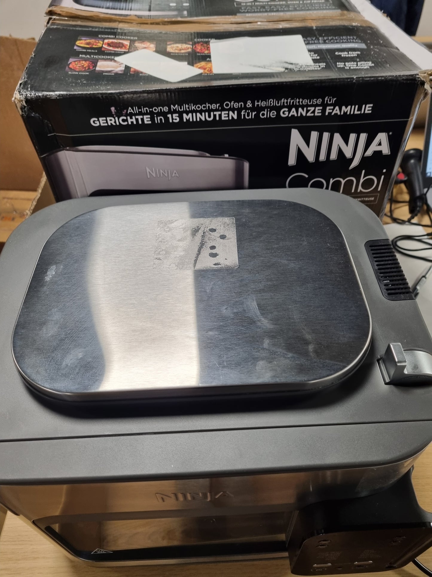 144086 - NINJA Combi Multicooker 12-në-1, Fritezë dhe Furrë me Ajër, Kapacitet për Vakte Familjare, Përfshirë Tepsinë e Pjekjes dhe Tiganin, Ngjyra Gri, Modeli SFP700EU