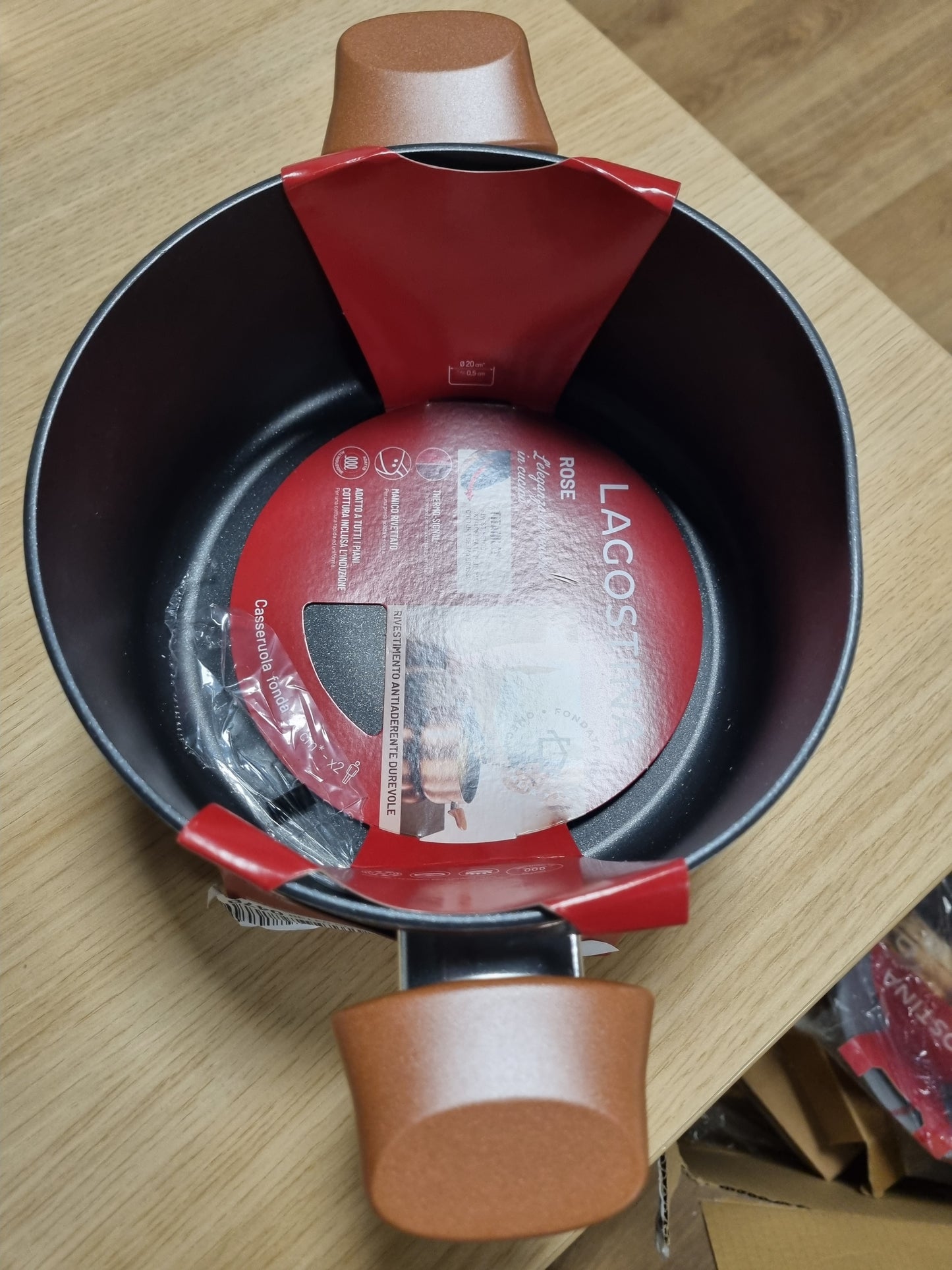 221615 - LAGOSTINA Rosé, Tigan i thellë me 2 doreza jo-ngjitëse, Ø 20 cm, Veshje titaniumi, Tregues nxehtësie me sinjal termik, Dorezë e fiksuar me thumba, I pajtueshëm me induksion, Ngjyrë rozë ari