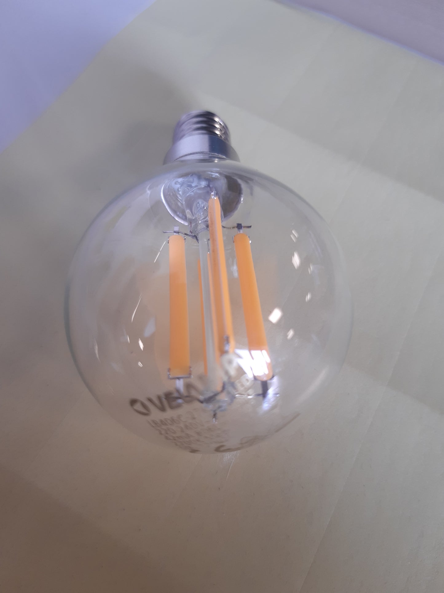 258456 - VELAMP LLAMBË FILAMENT LED - FORMË SFERE (P45) - BAZË E VOGËL ME VIDË (E14) - FUQI 6W EKUIVALE ME 60W - SHKËLQIM 806LN - TEMPERATURA E NGJYRËS 2700K