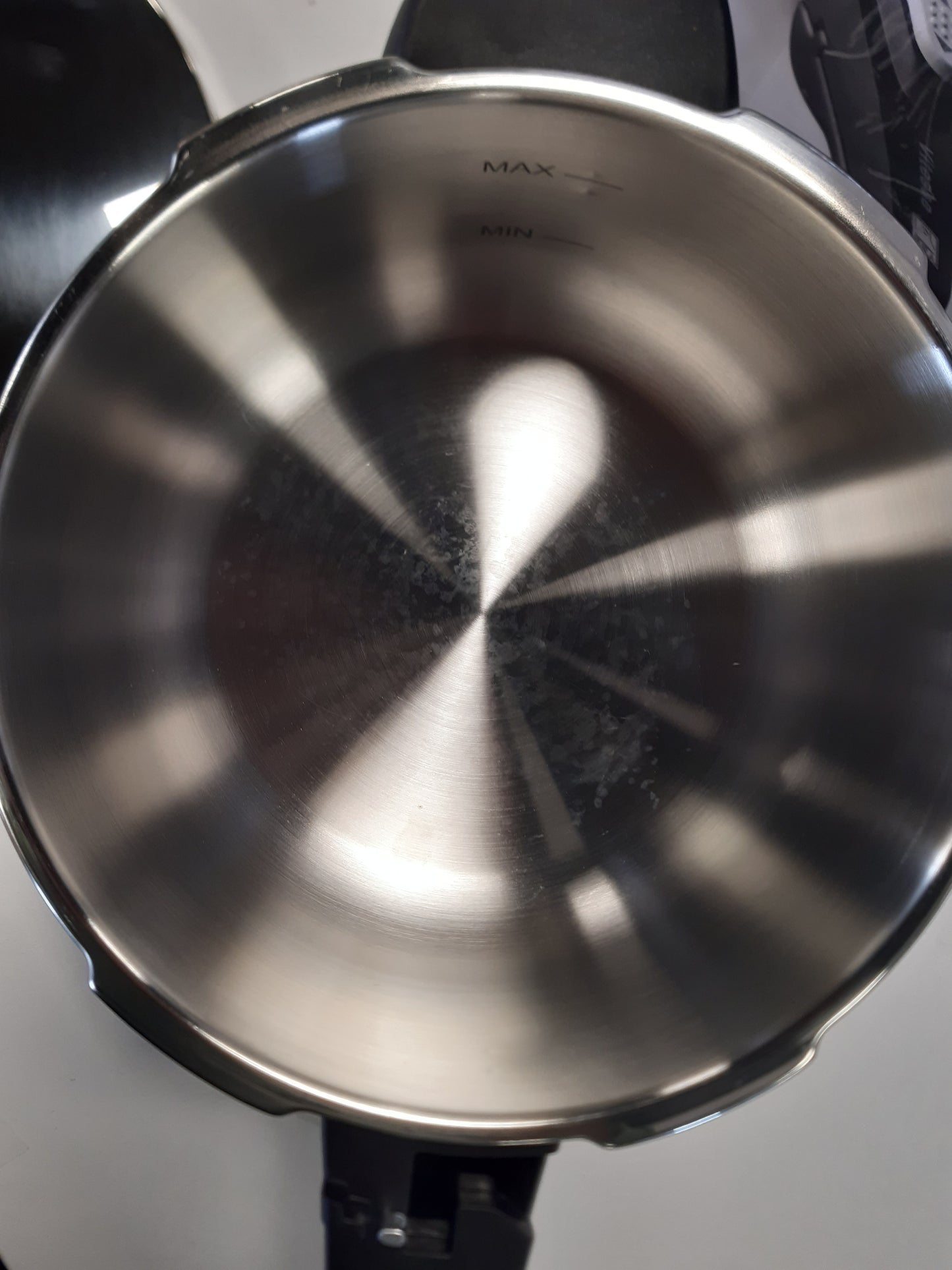 217199 - BRA Vitesse Tenxhere me presion 4 litra, e bërë nga çelik inox 18/10, me 2 programe gatimi dhe sistem mbylljeje hapjeje, e përshtatshme për të gjitha llojet e kuzhinave