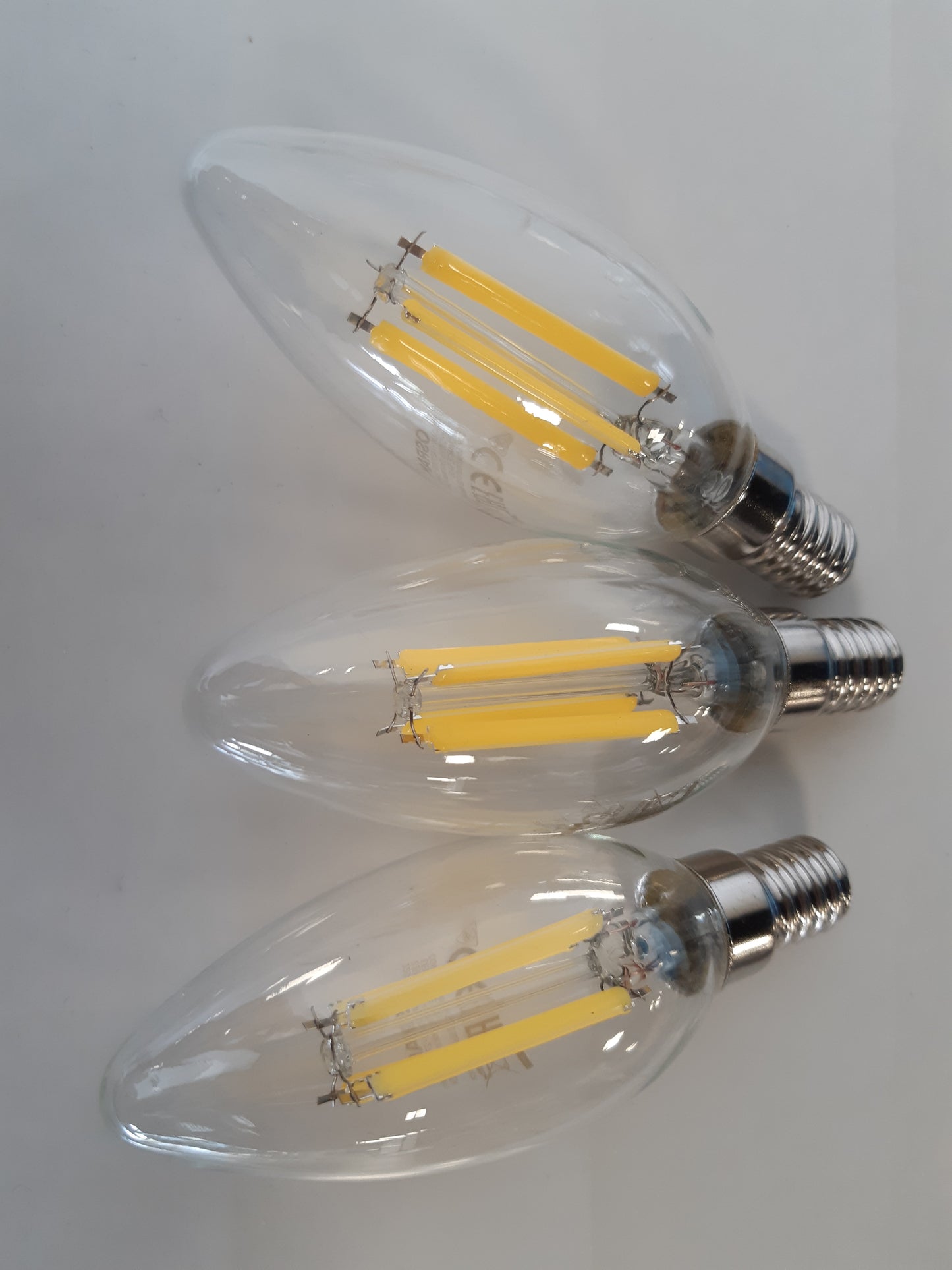 185230 - OSRAM - Llambat LED të Efikasitetit të Lartë A, Pako me 3, Zëvendësojnë Llambat 40W, Formë Qiriri, E Bardhë e Ngrohtë (2700K), E14, Xham i Filamentuar