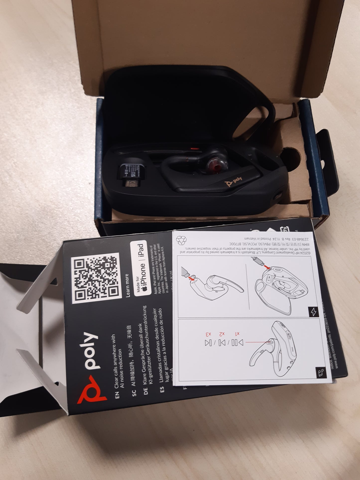 127320 - POLY Kufje Voyager Legend 50-M UC me Mikrofonë Katërfish, Anulim dhe Bllokim Zhurmash, Kutia Portative për Karikim, Sensorë Inteligjentë, Kontrolle të Shpejta