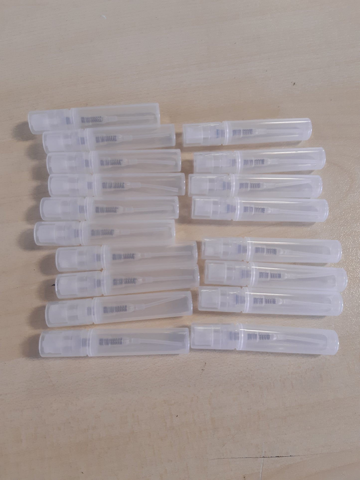 239026 - 20 copë shishe bosh me atomizues mini sprej, shishe portative plastike për mostër të rimbushshme, 3 ml