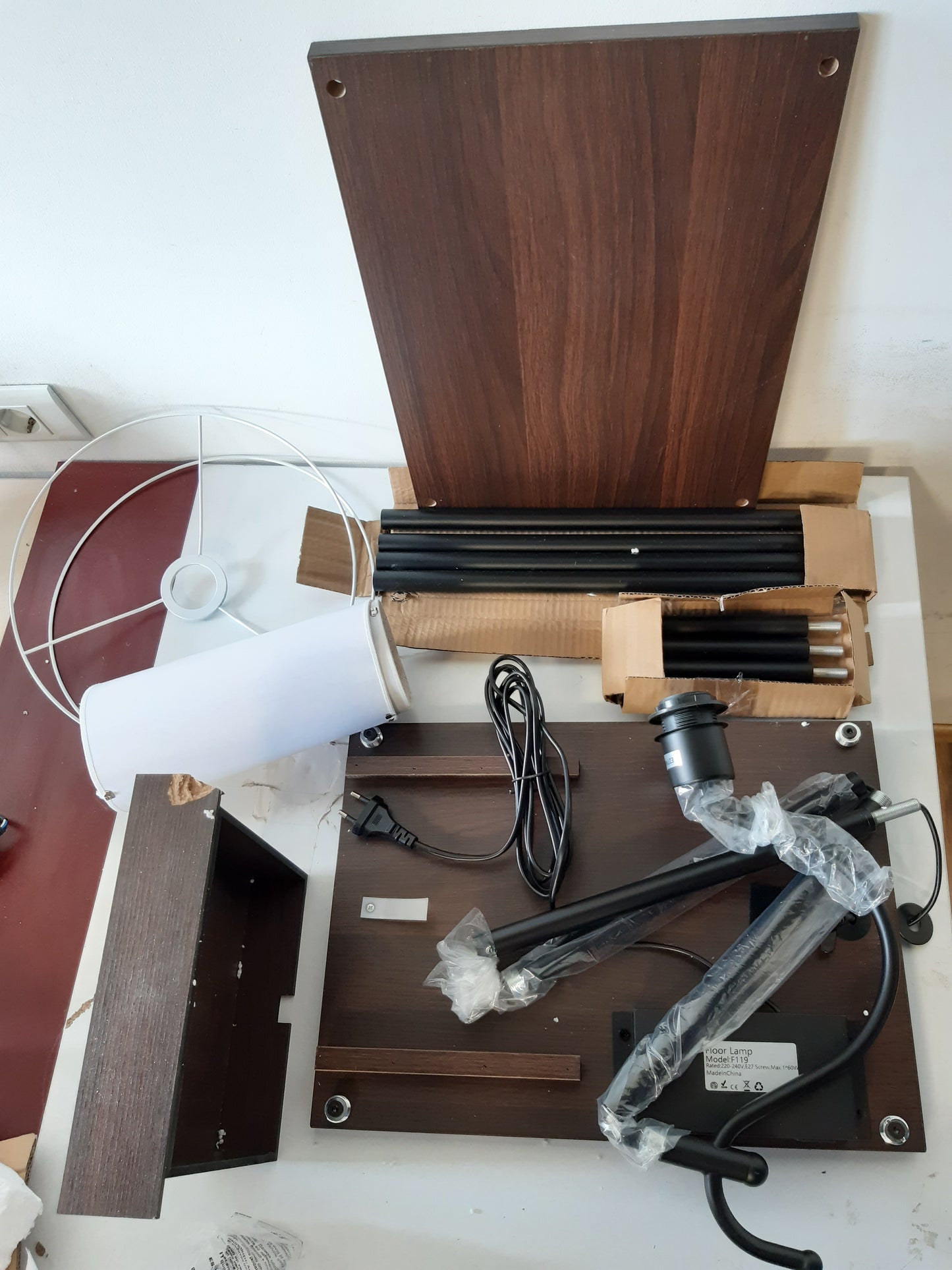 213108 - JCPYIUL Llambë dyshemeje LED me tavolinë, me porta USB, prej druri me hije prej liri ngjyrë bezhë