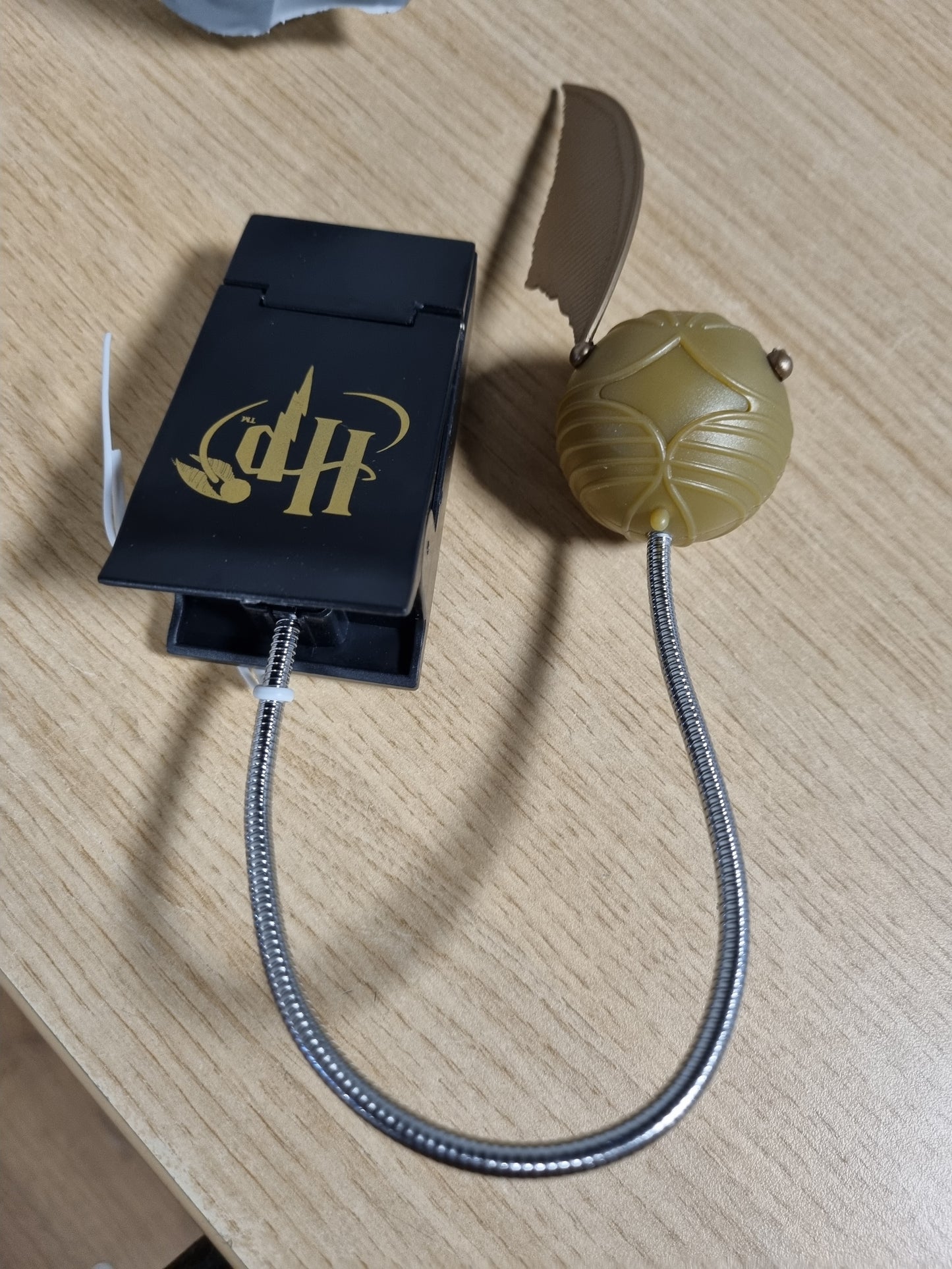 224360 - GOLDEN SNITCH Llambë Leximi me Lumi-Clip, funksionon me bateri