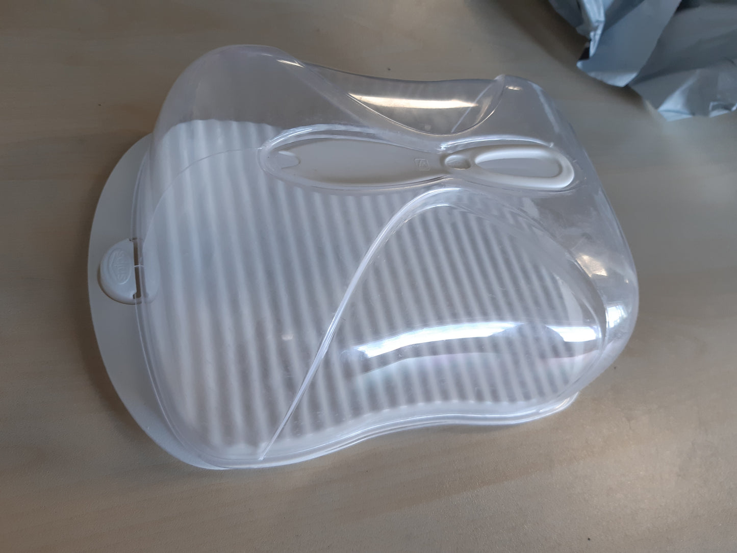 262975 - SNIPS | Kuti Djathi 3 L | Tabaka me 2 brava sigurie | Enë djathi për frigorifer me kapak transparent dhe thikë | 29 x 20 x 11 cm | Prodhuar në Itali | Pa BPA dhe ftalat