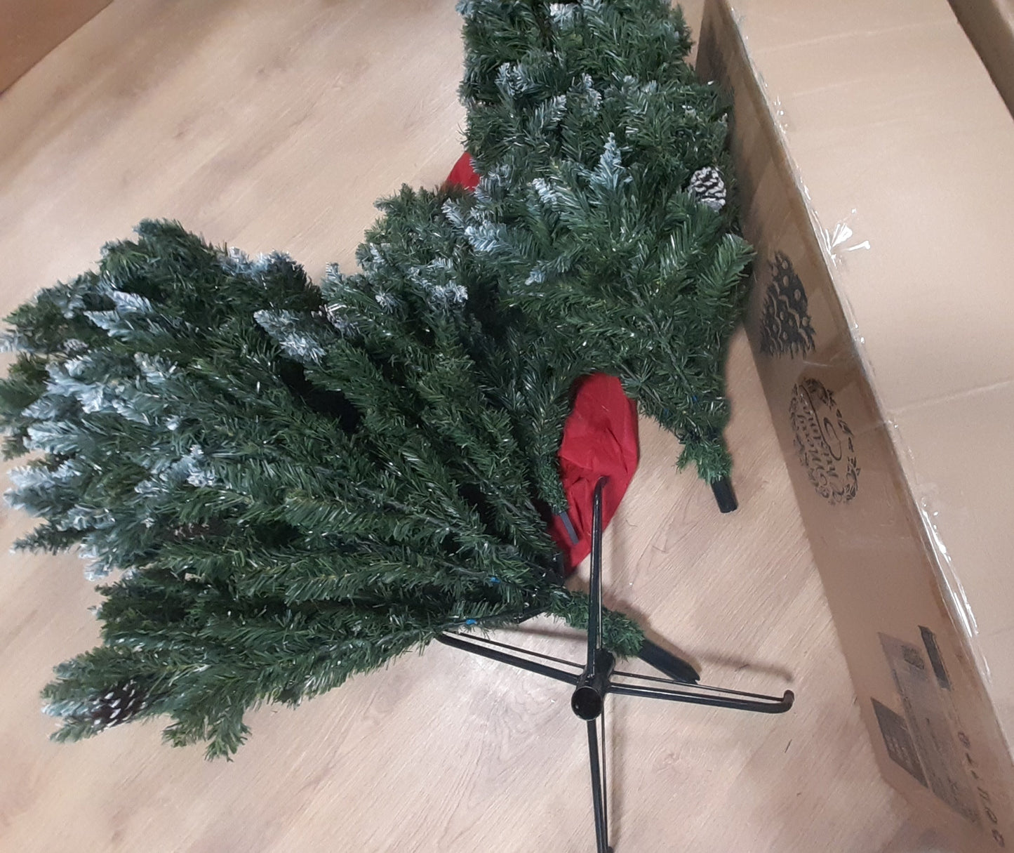 153090 - BRIGROS - Pemë Artificiale e Krishtlindjeve, e Realiste dhe e Mbuluar me Borë, e Bërë nga PVC Zjarrrezistente, me Gjilpëra të Trasha Pishe dhe Degë të Ngërçuara, Bazë Metalike dhe Qese për Ruajtje (210 cm)