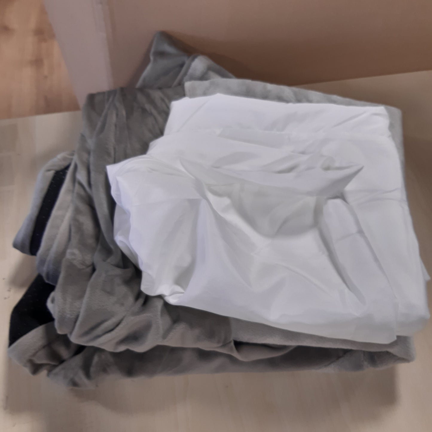250852 - AMAZON BASICS Krevat/Divan i madh për qen me shkumë në formë U-je, mbulesë e lëvizshme dhe e lahet, ngjyrë bezhë, 91 x 69 x 17 cm