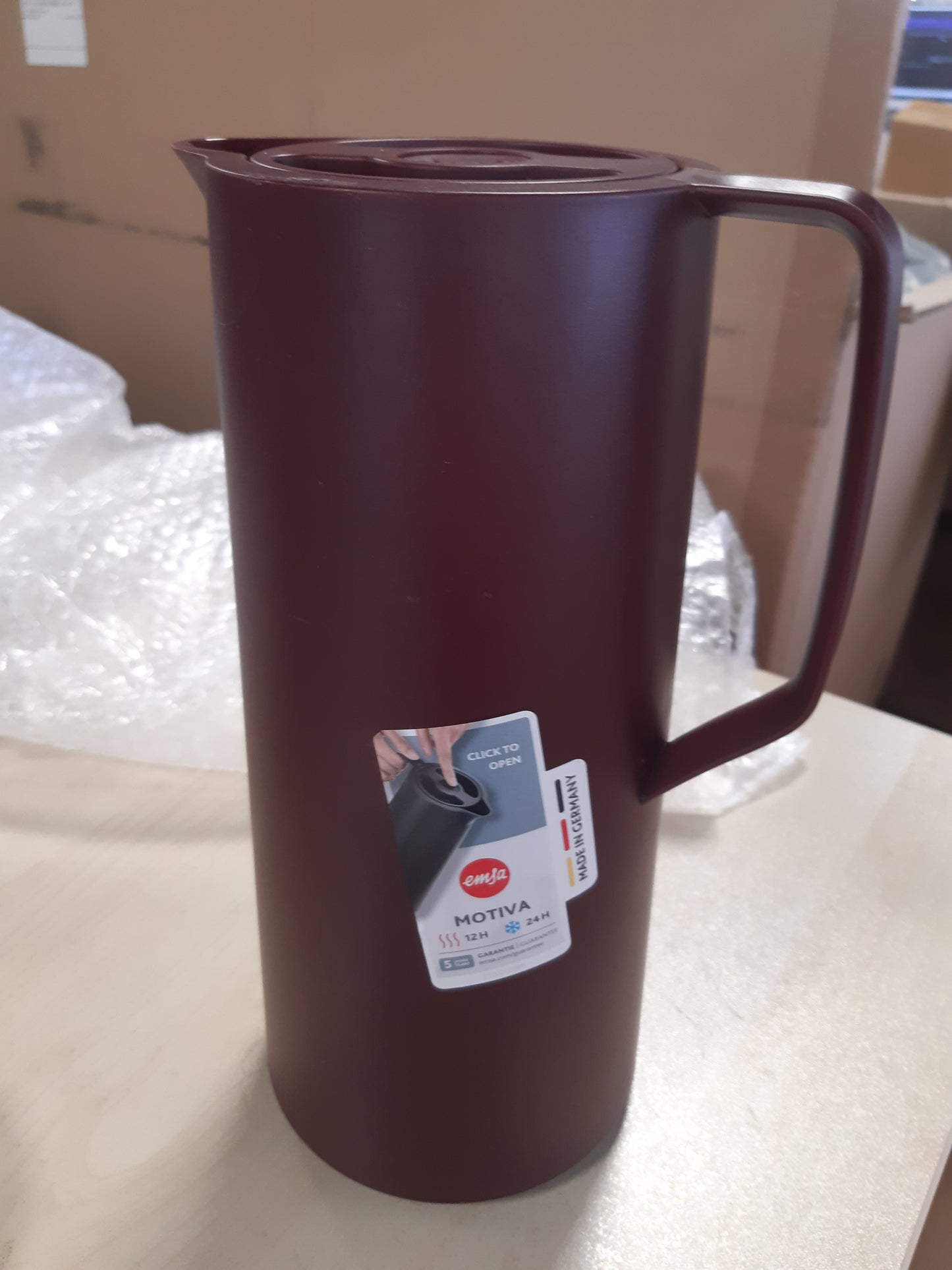 197635 - EMSA Motiva - Enë e Izoluar 1L, Mbyllja me Shtypje të Shpejtë, Mban Pijet të Nxehta për 12 Orë, të Ftohta për 24 Orë, Mbulesë Qelqi, Prodhim Gjerman, Dizajn Nordik, Ngjyrë Burgundy, Modeli N41702