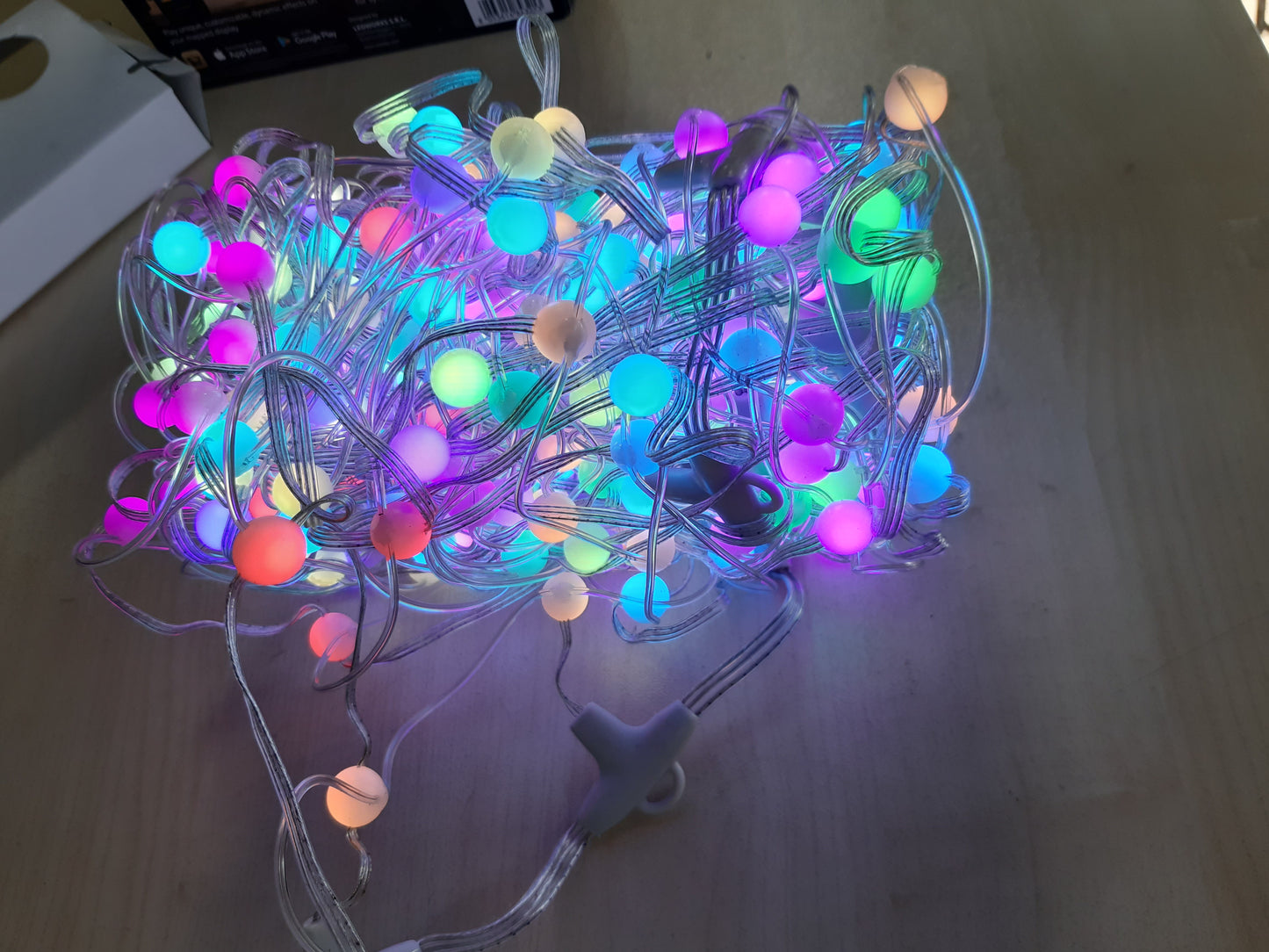 187057 - TWINKLY NET Dritat LED RGB hartëzueshme, 260 copa, për jashtë dhe brenda, pajtueshme me Alexa dhe Google Home, IP44, Kontroll nëpërmjet aplikacionit, Përmasa 1.2m x 1.9m, Tel transparent
