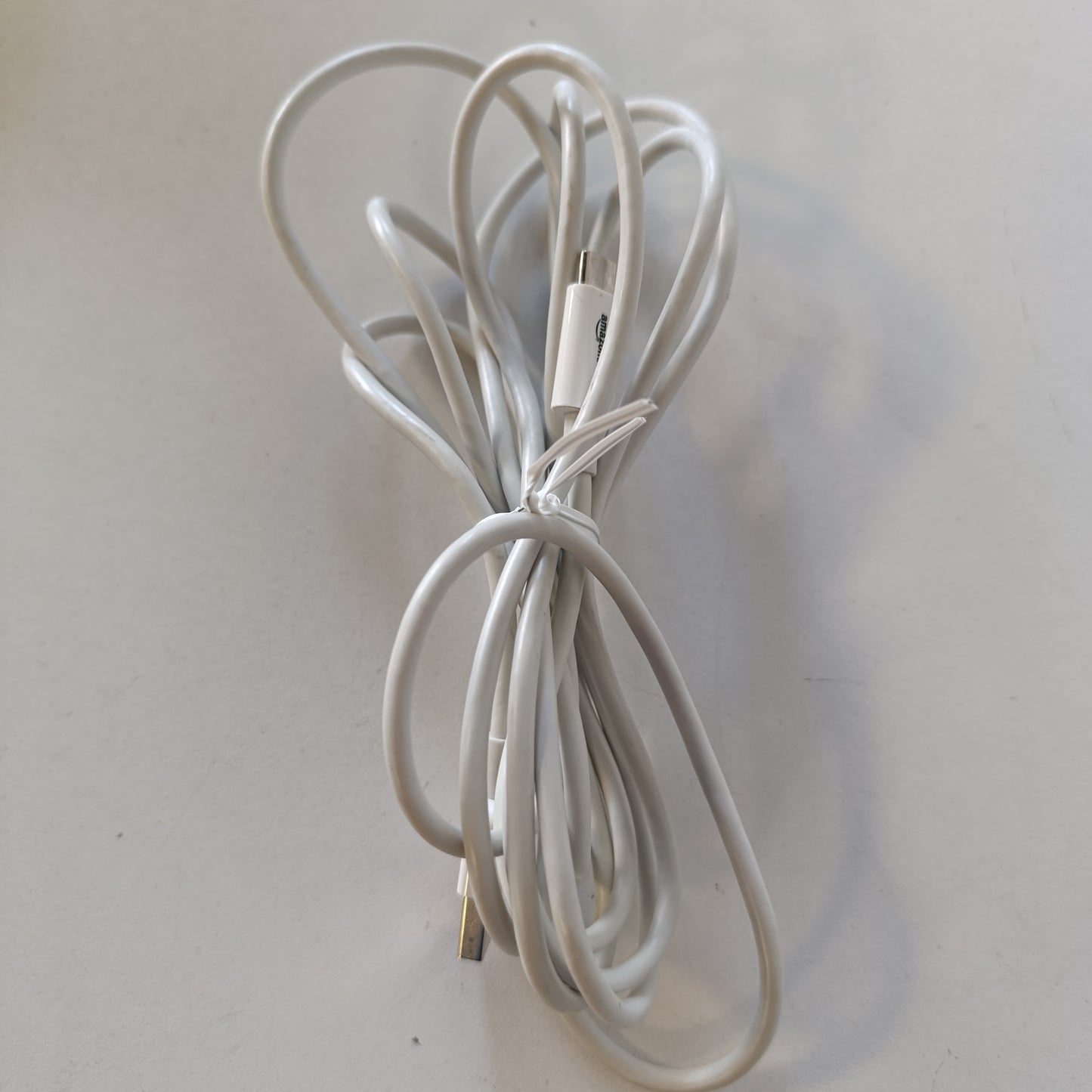 267479 - AMAZON BASICS - Kabllo karikimi të shpejtë USB-C në USB-A 2.0, 480 Mbps, i çertifikuar USB-IF, për Apple iPhone 15, iPad, Samsung Galaxy, tableta, laptopë, 2.7 m, i bardhë