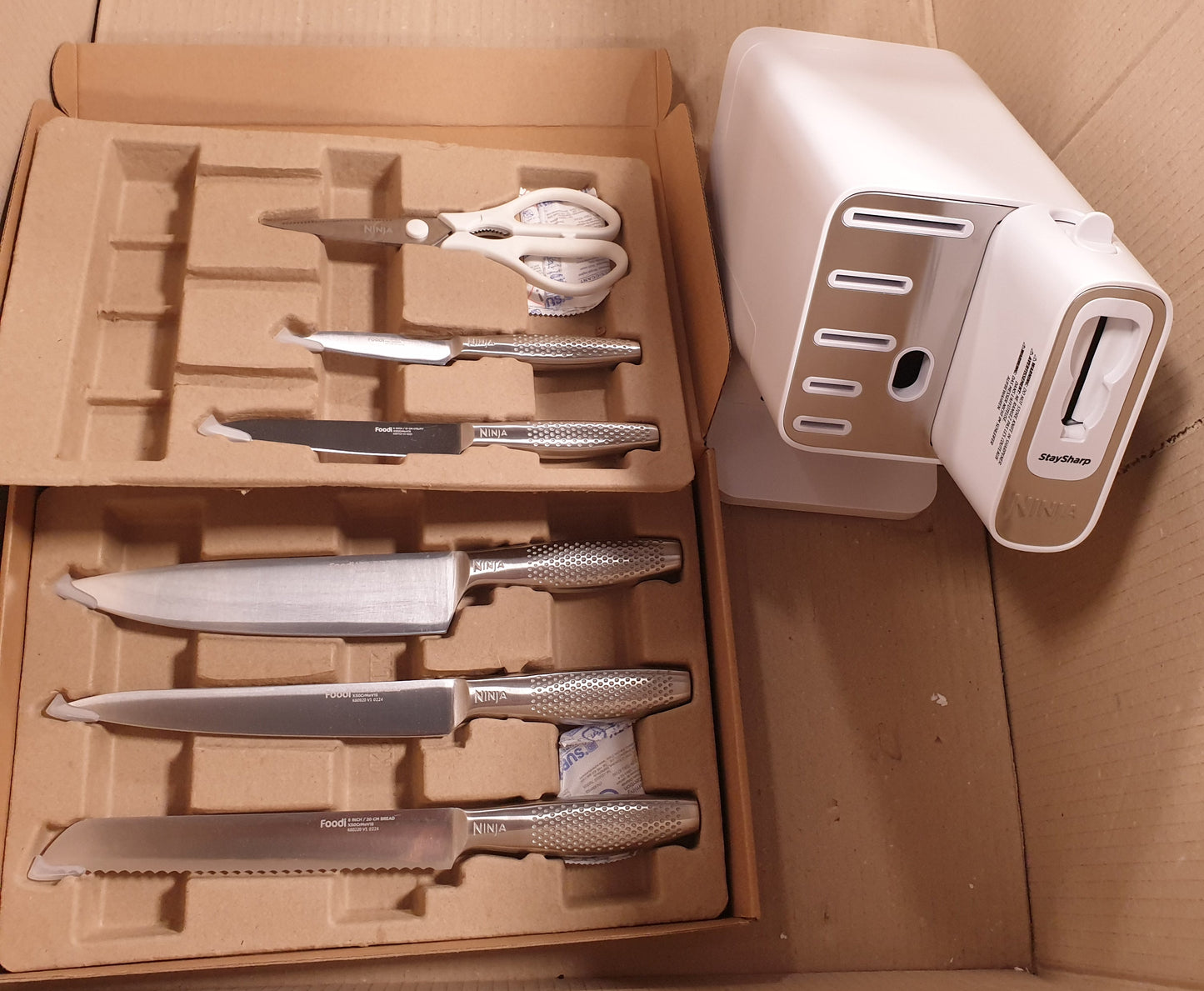 170021 - NINJA StaySharp, Set Thikash me Mprehës të Integruar, Set 6-pjesësh prej Çeliku Inoks me 5 Thika dhe 1 Palë Gërshërë Kuzhine, Ngjyra e Bardhë - Modeli K62006EUWH