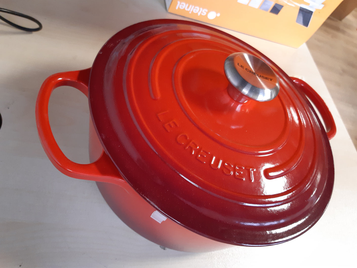 191023 - LE CREUSET SIGNATURE Tavë Prej Gize me Kapak, Rrumbullakët, Ø 26 cm, e Përshtatshme për të Gjitha Llojet e Sobave dhe Induksionin, Kapaciteti: 5.3L, 5.135kg, Ngjyrë Qershie e Kuqe, 21177260602430