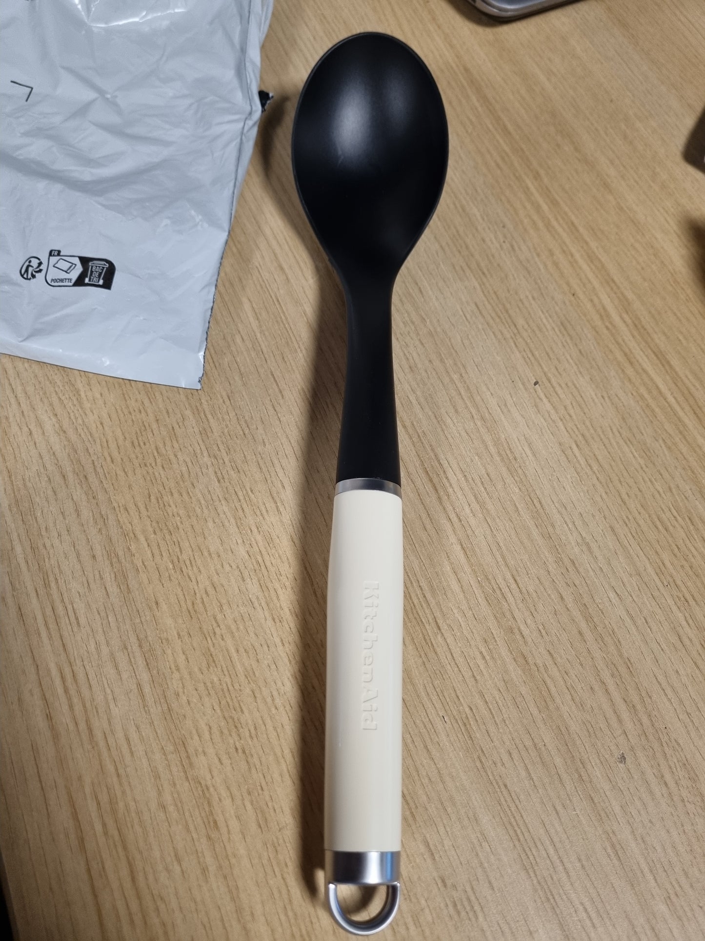 215736 - KITCHENAID Lugë Gatimi Rezistente ndaj Nxehtësisë - Çelik Inoks me Krem Bajamesh - 34 cm