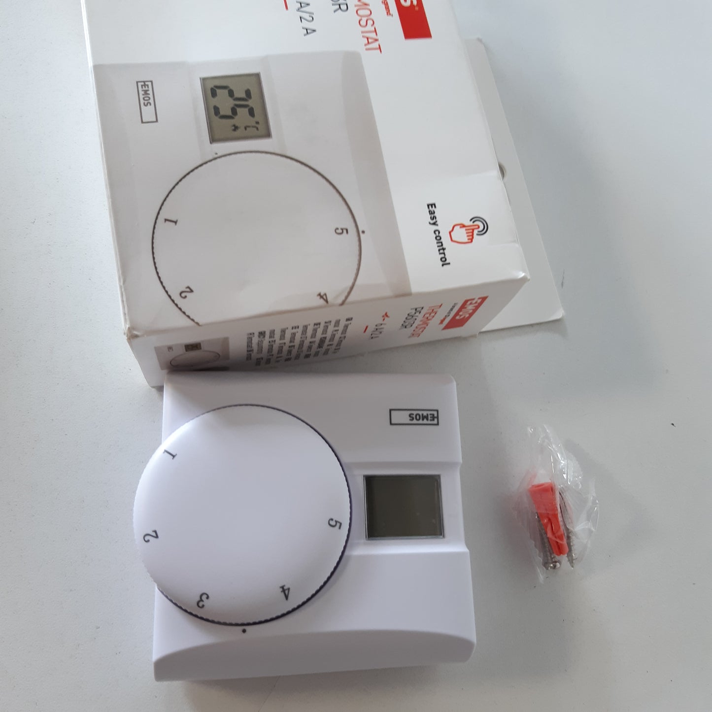 218573 - EMOS - Termostat Dixhital Dhome me Ekran LCD - Manual, me Tel - Sisteme Ngrohjeje dhe Ftohjeje - Kontroll Temperature 5-30 °C - Montim në Sipërfaqe - Funksionim i Lehtë - Bateria përfshihet - E Bardhë