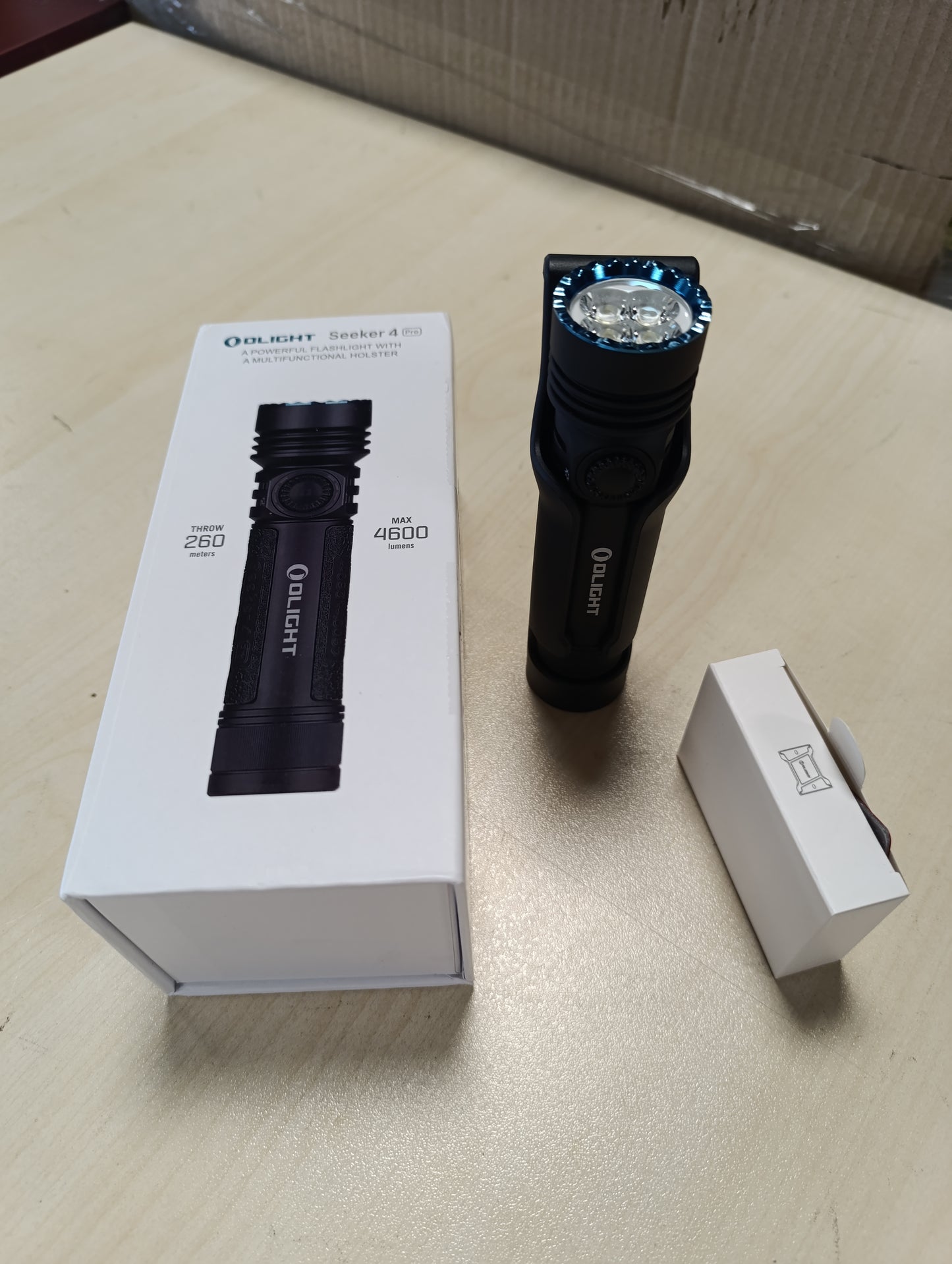 213036 - OLIGHT Dritë dore LED e rikarikueshme, 4600 Lumen, rreze veprimi 260 metra, 5 mënyra ndriçimi, IPX8 e papërshkueshme nga uji.
