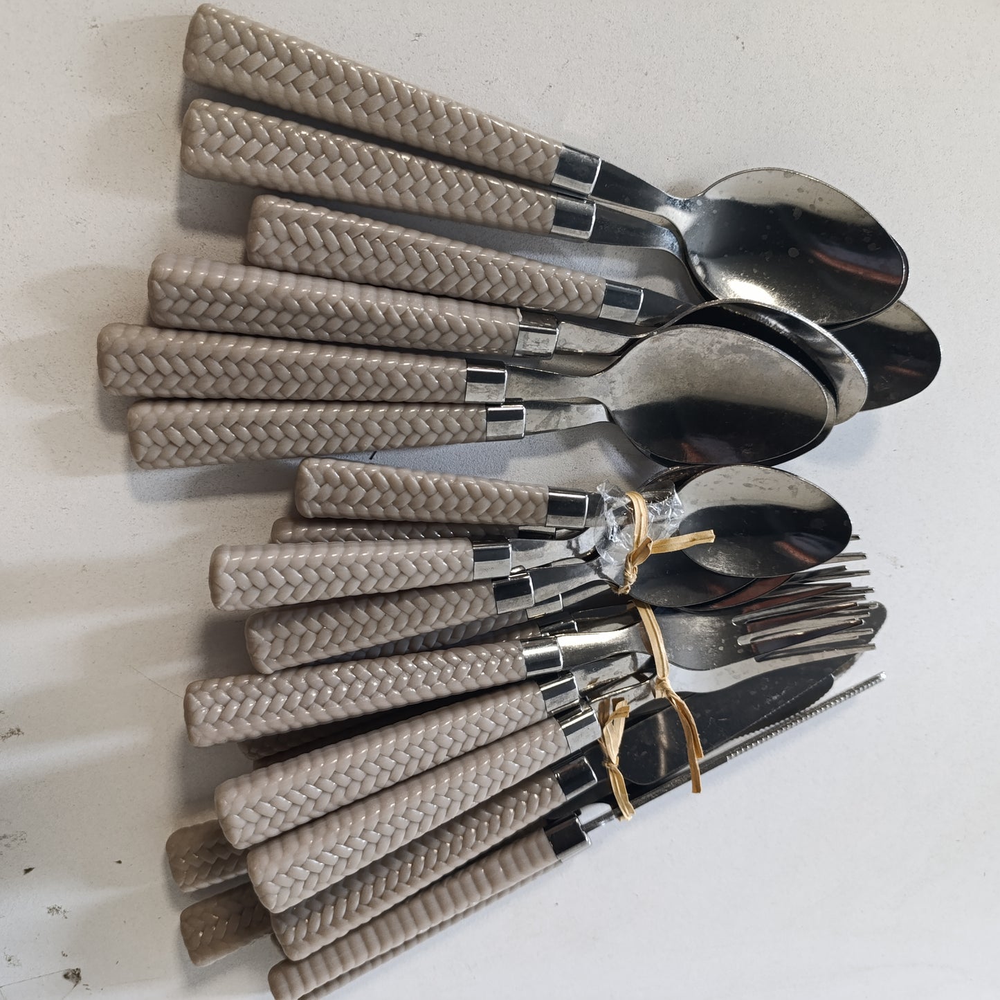 214093 - PRADEL ESSENTIEL Set takëmesh me 24 pjesë për 6 persona - Kashtë - Çelik inox 18/0, ngjyrë kafe