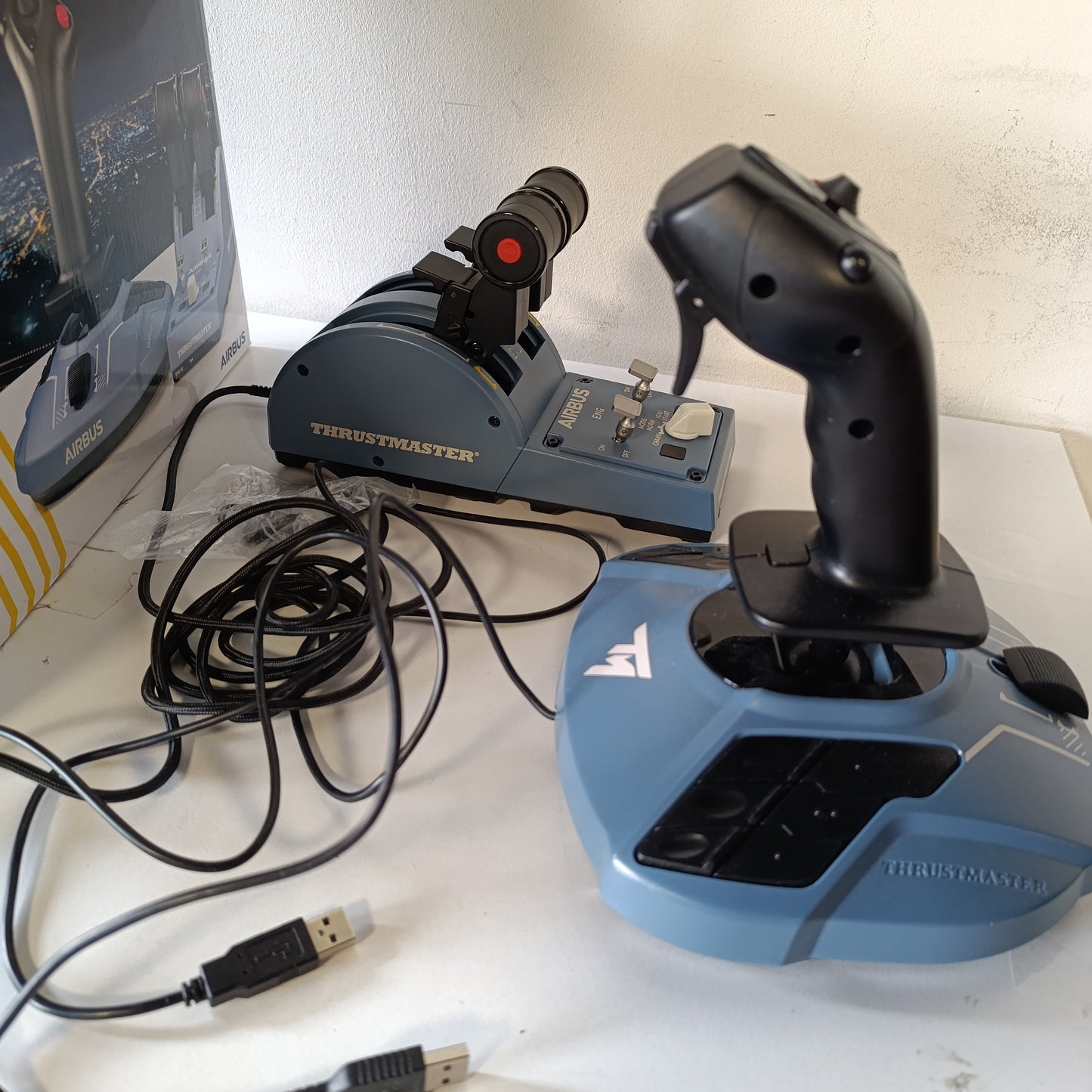 267633 - THRUSTMASTER TCA Officer Pack Airbus Edition - Replikat ergonomike të levës anësore dhe kuadrantit të gazit për PC