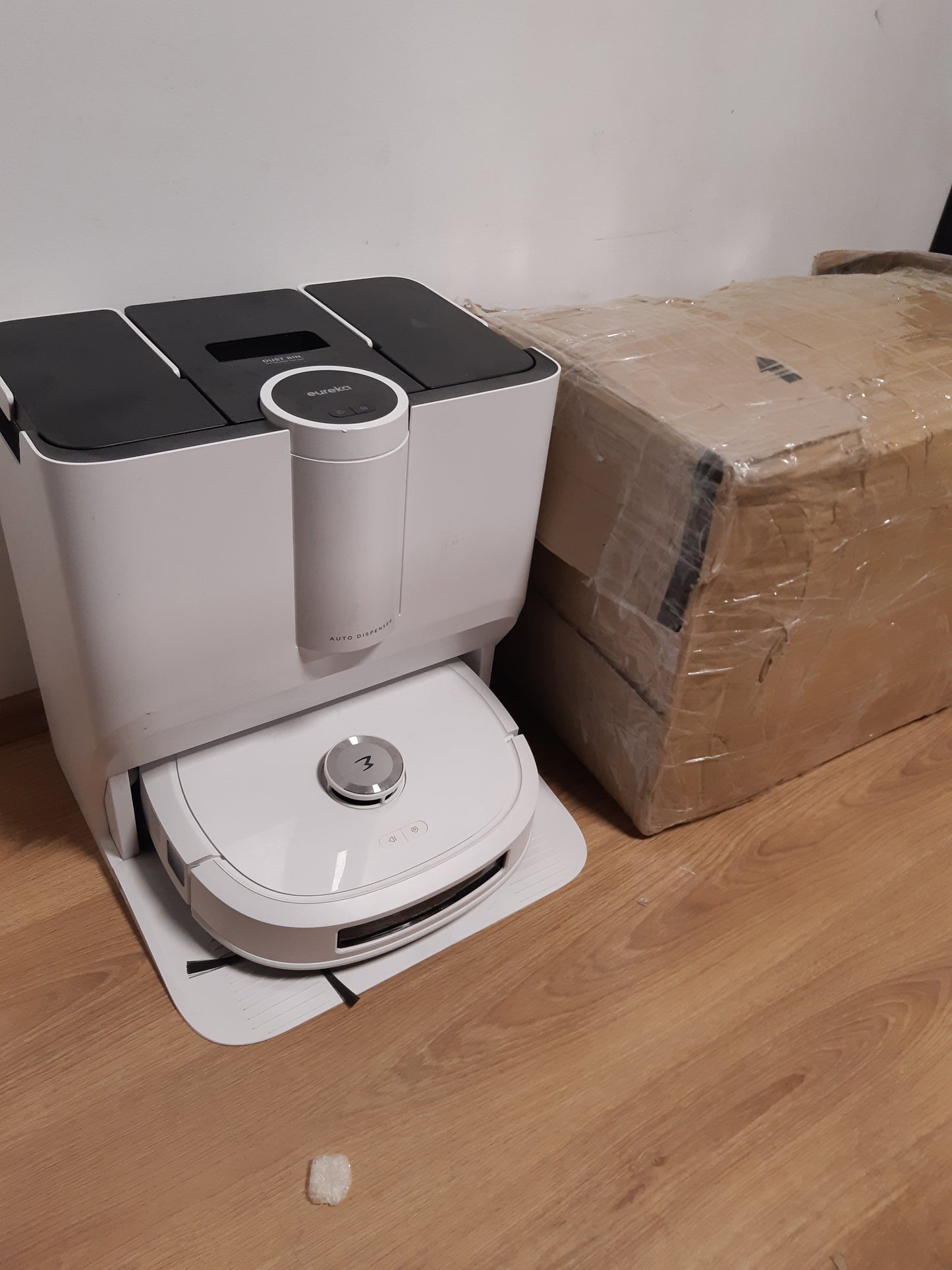 83014 - EUREKA J20 Robot-Fshesë me Korrente dhe Mop, Fuqi Thithje 8000Pa, Dizajn i Tharjes Automatike të Mopit, Shmangie Pengesash, Zbulimi i Qilimeve, Stacioni i Vetëpastrimit, Kontrolli Zanor